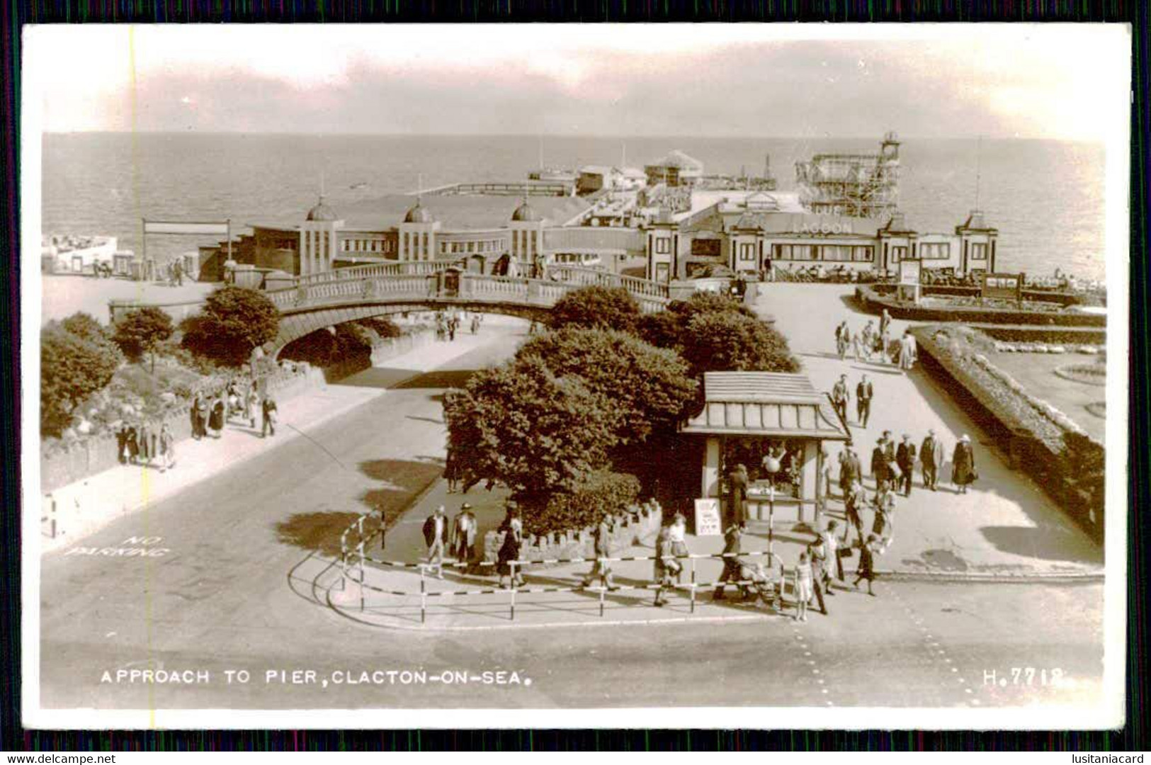 CLACTON-ON- SEA - Approach To Pier. ( Ed. Valentine & Sons Ltd. Nº H.7712.) Carte Postale - Clacton On Sea