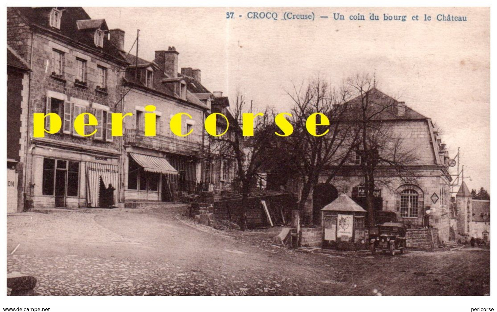 23  Crocq   Un Coin Du Bourg Et Le Château - Crocq