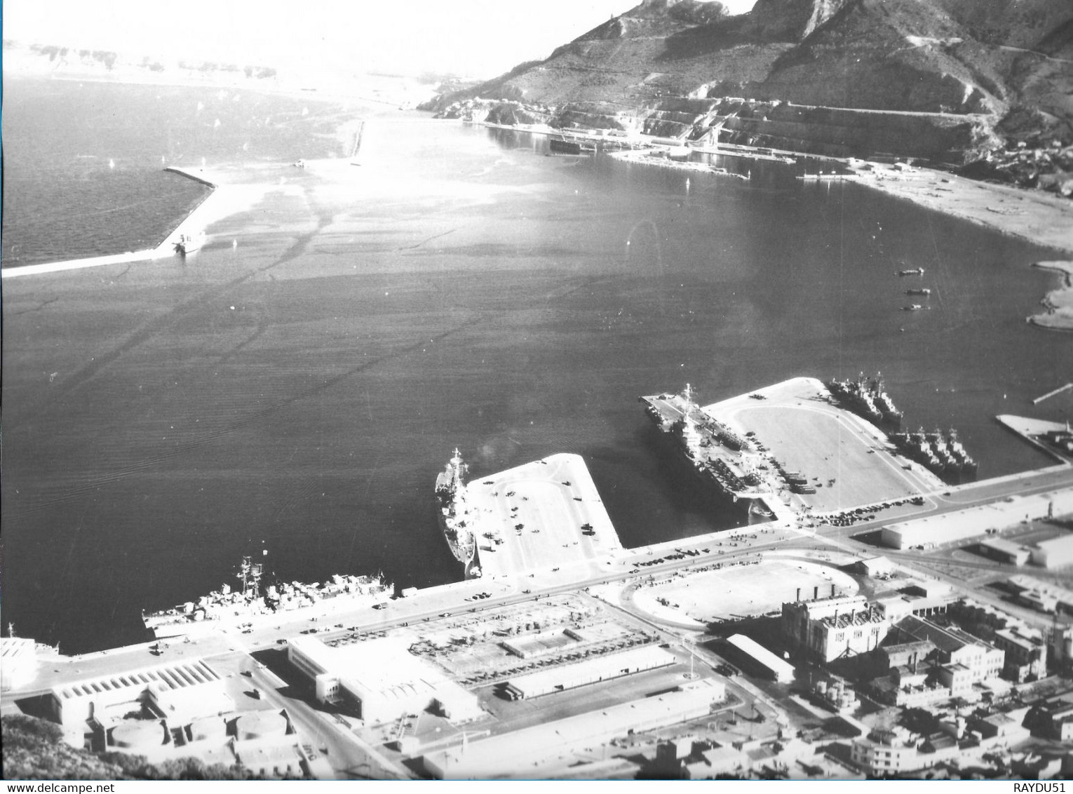 MERS-EL-KEBIR ( ALGERIE ) - ESCADRE DE LA MEDITERRANEE AU PORT EN 1966 - Bateaux