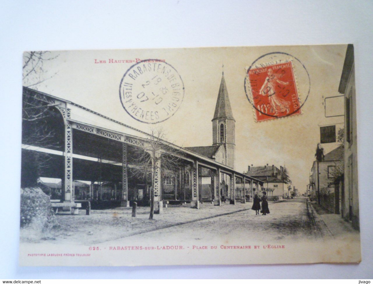 2022 - 758  RABASTENS-de-BIGORRE  (Hautes-Pyrénées)  :  Place Du Centenaire Et L'Eglise  1907   XXX - Rabastens De Bigorre