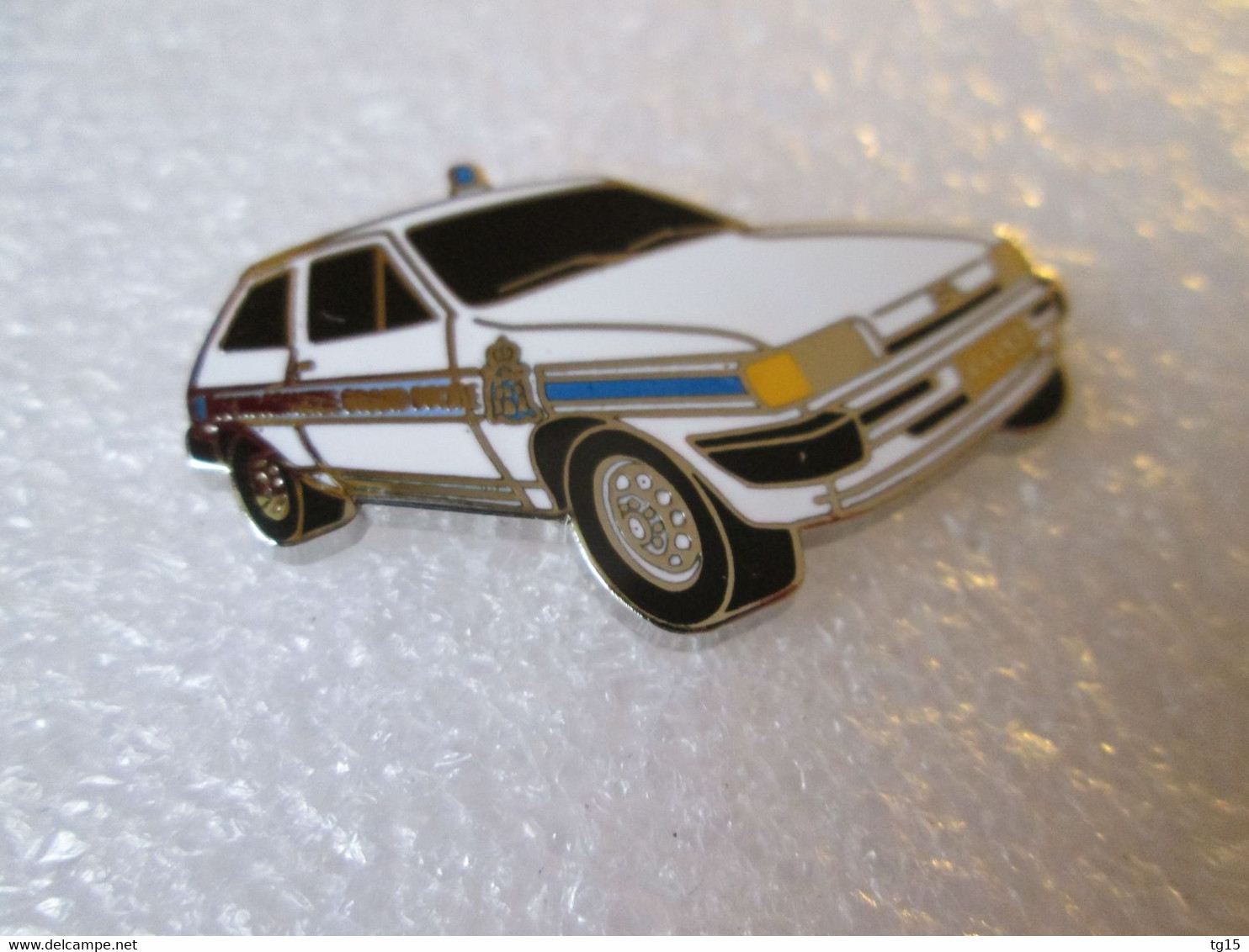 PIN'S    FORD  FIESTA  GENDARMERIE GRAND DUCALE   LUXEMBOURG  Email Grand Feu  DEHA - Ford