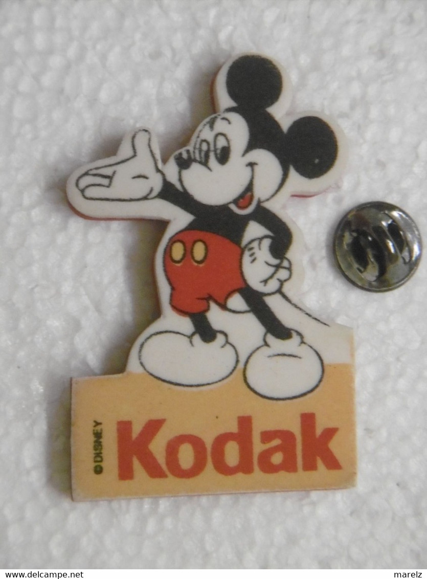 Pin's DISNEY  Mickey Prend La Pose Avec La Marque KODAK - Pins Badge Mousse - Disney