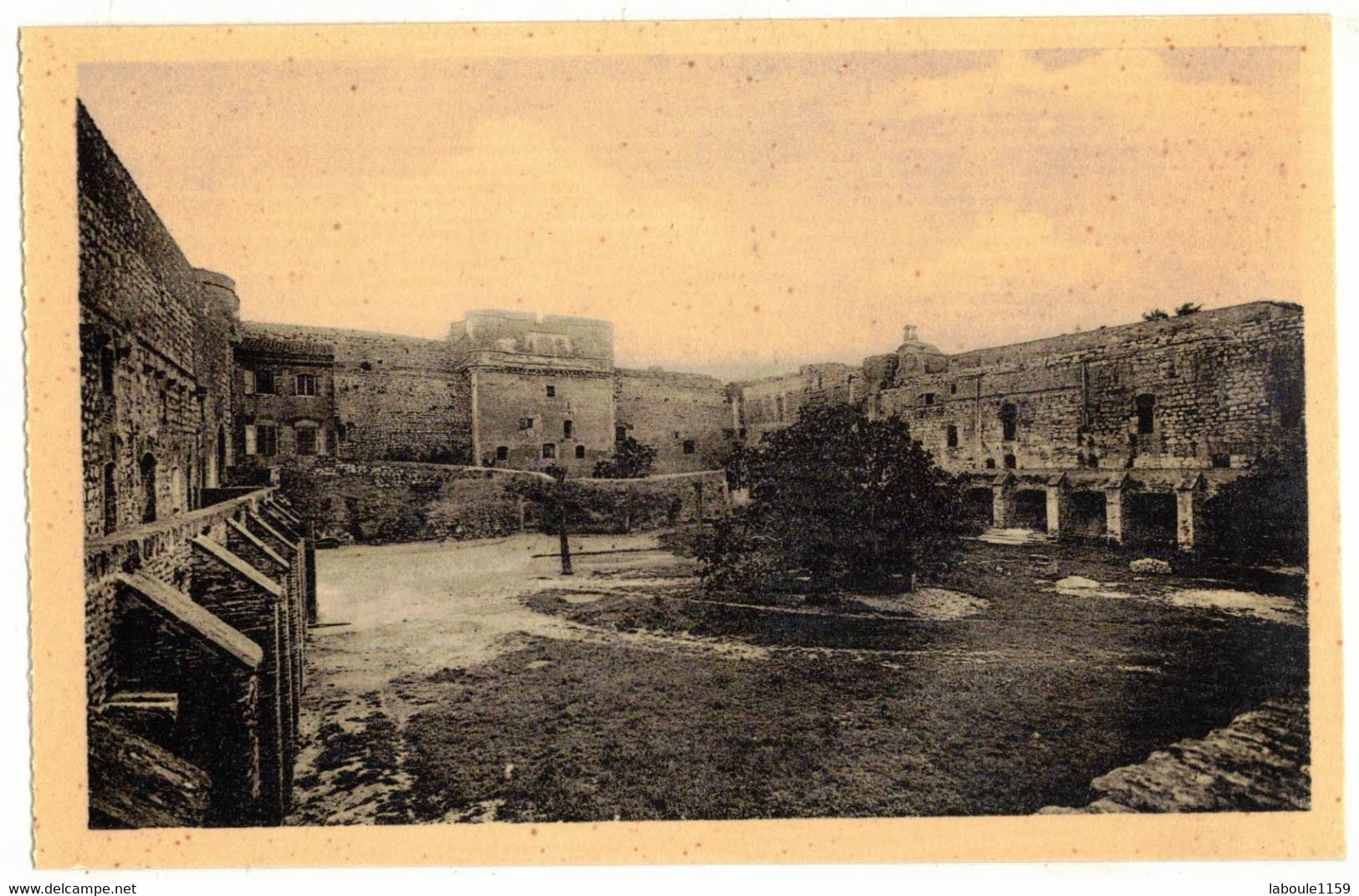 SALSES LE CHÂTEAU PYRENEES ORIENTALES : LE FORT COUR INTERIEURE ANGLE EDITION COLORISEE GLACEE DES MONUMENTS HISTORIQUES - Salses