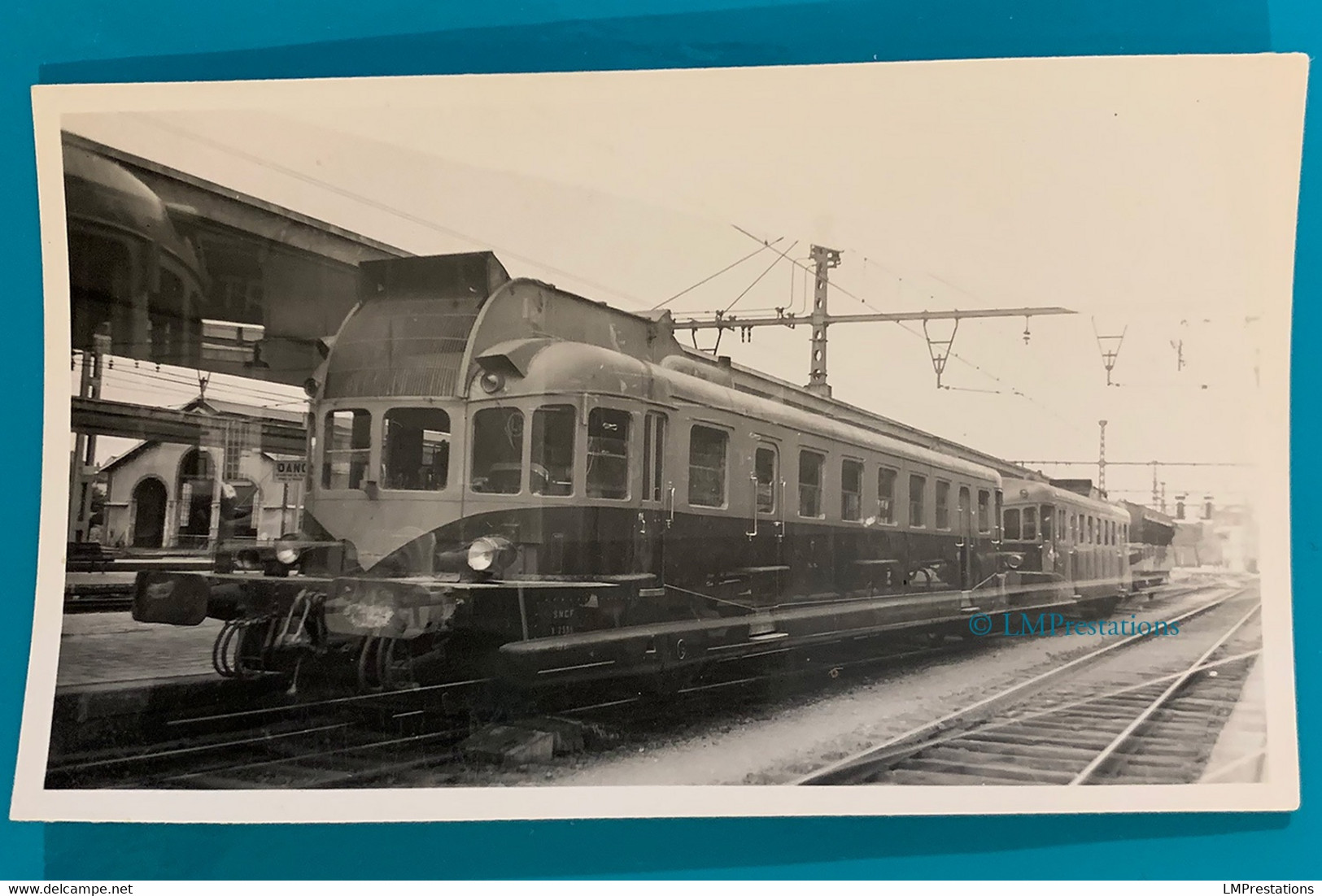 Photo Autorail SNCF Renault VH Iroquois X 2335 + X 2321 + Voiture 3ème Classe Vu D'un Autre Train Gare Ouest France 1949 - Trains