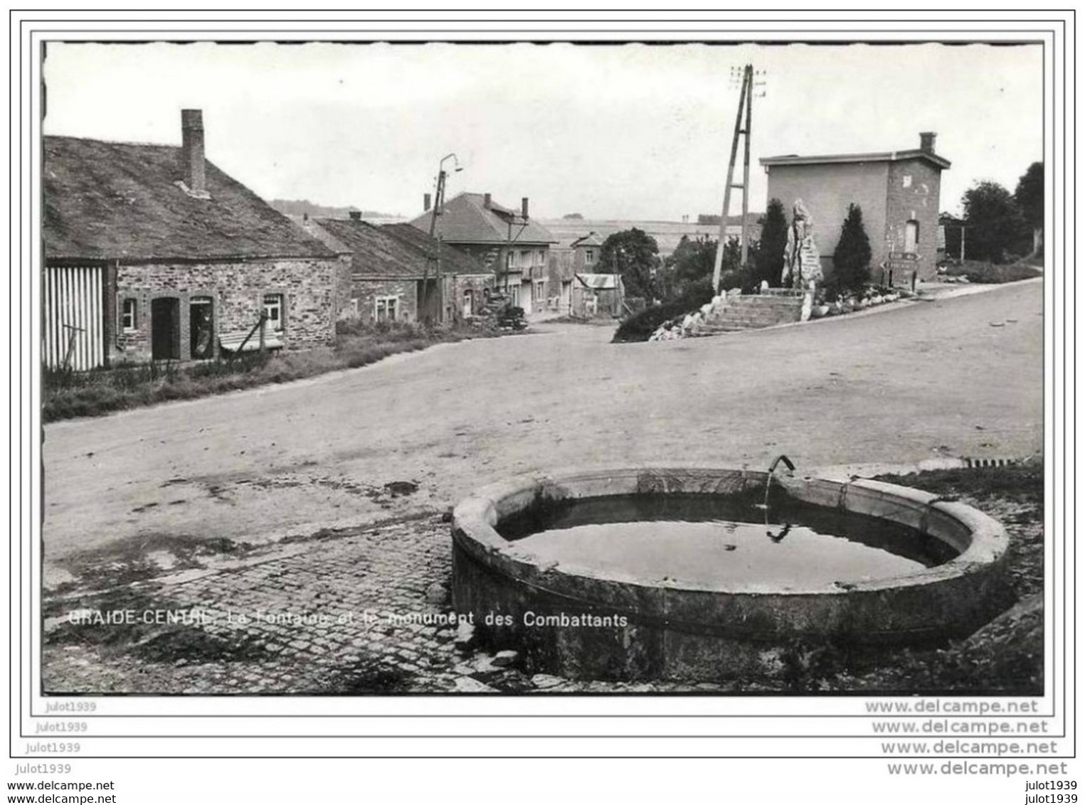 GRAIDE ..-- La Fontaine Et Le Monument Des Combattants . Abreuvoir !! - Bièvre