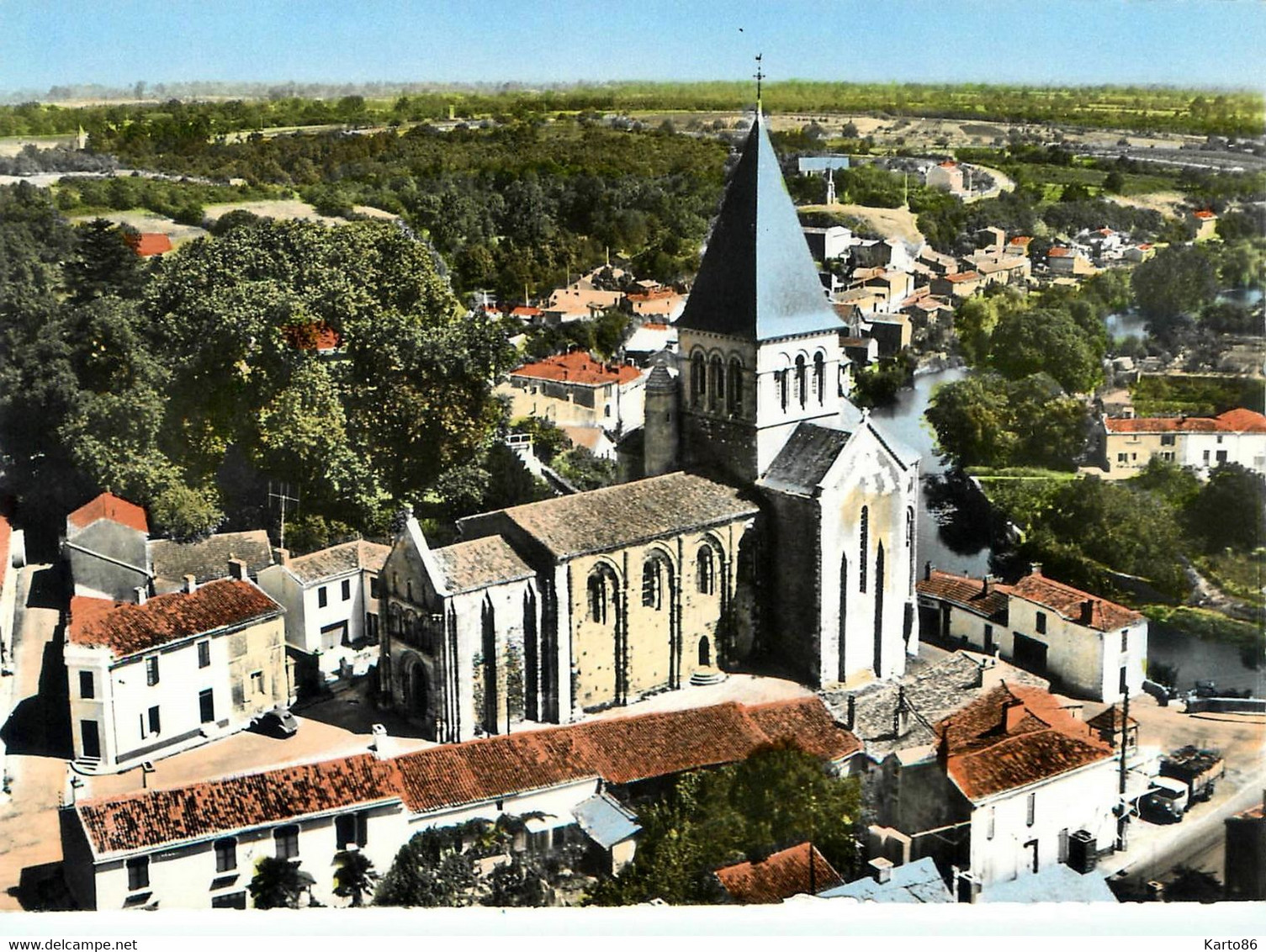 Mareuil Sur Lay * Vue Aérienne Sur La Place De L'église - Mareuil Sur Lay Dissais