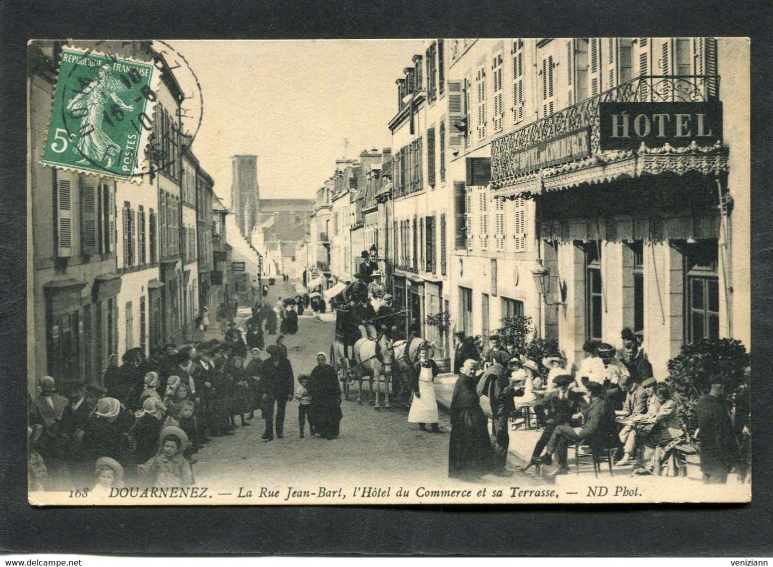 CPA - DOUARNENEZ - La Rue Jean Bart, L'Hôtel Du Commerce Et Sa Terrasse, Très Animé - Douarnenez