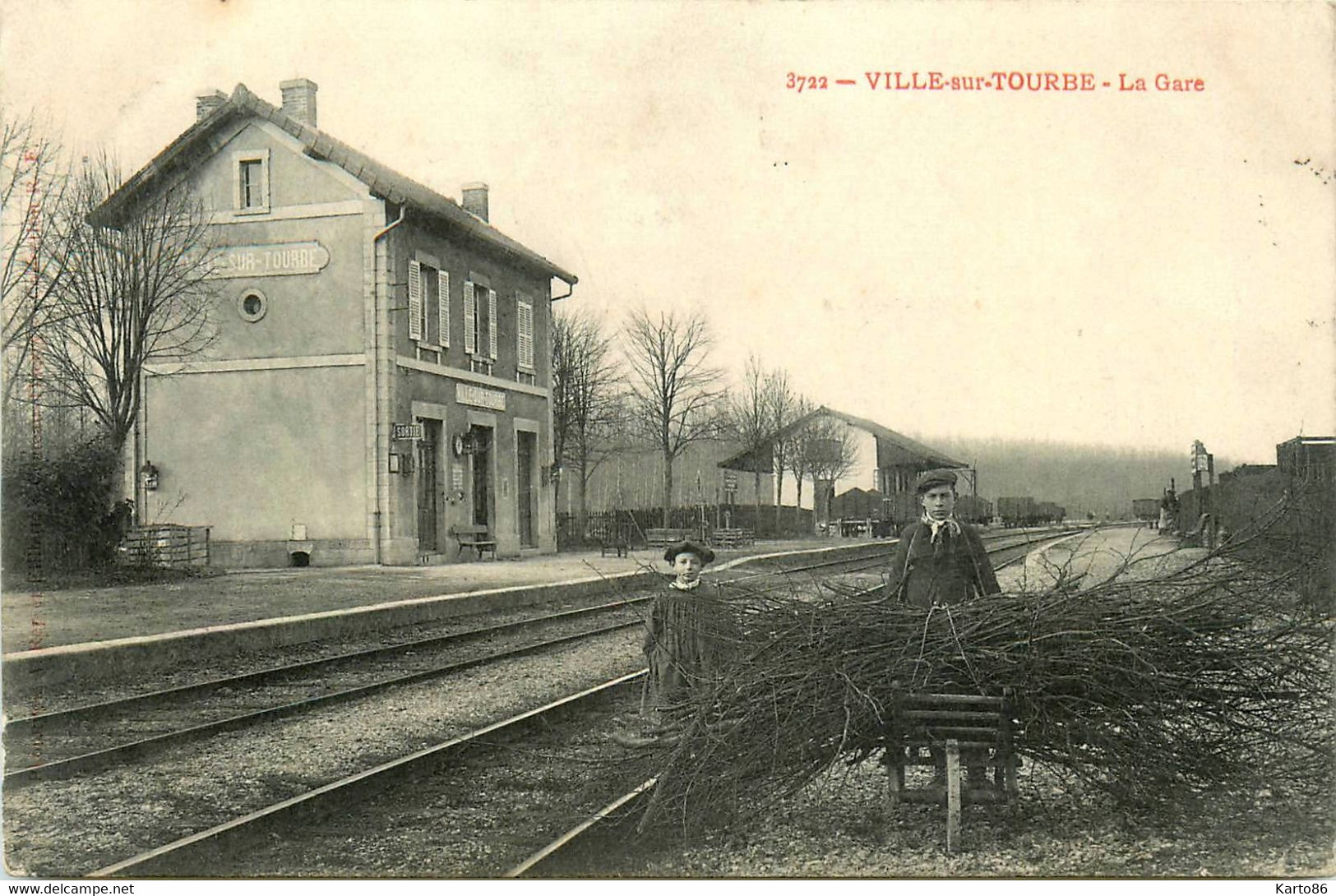 Ville Sur Tourbe * Vue Sur La Gare Du Village * Ligne Chemin De Fer * Villageois Ramasseur De Bois - Ville-sur-Tourbe