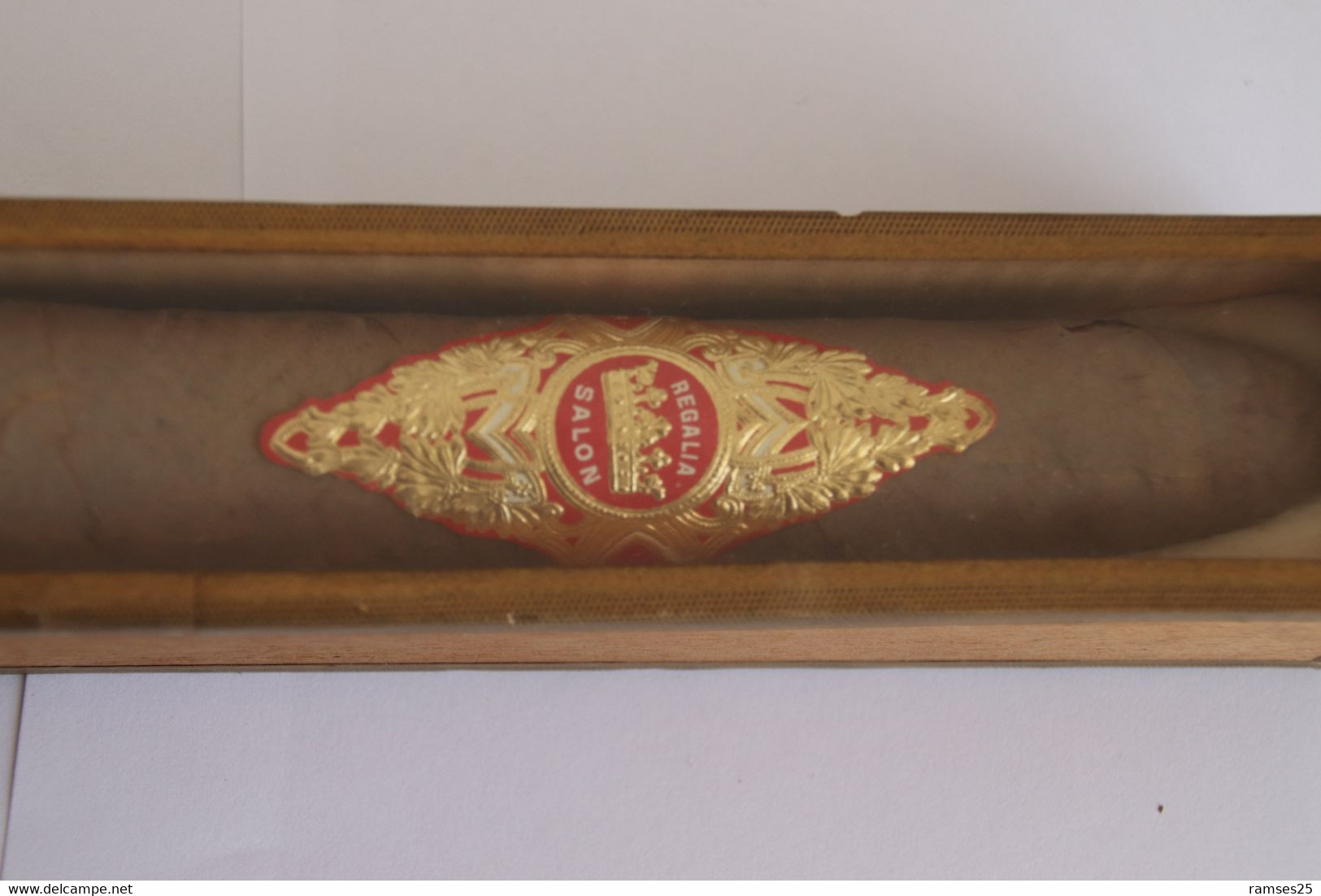 Vieux Cigare Dans Sa Boite D' Origine " Regalia Salon " Cigare 24 Cm  Boite 26 Cm - Autres & Non Classés