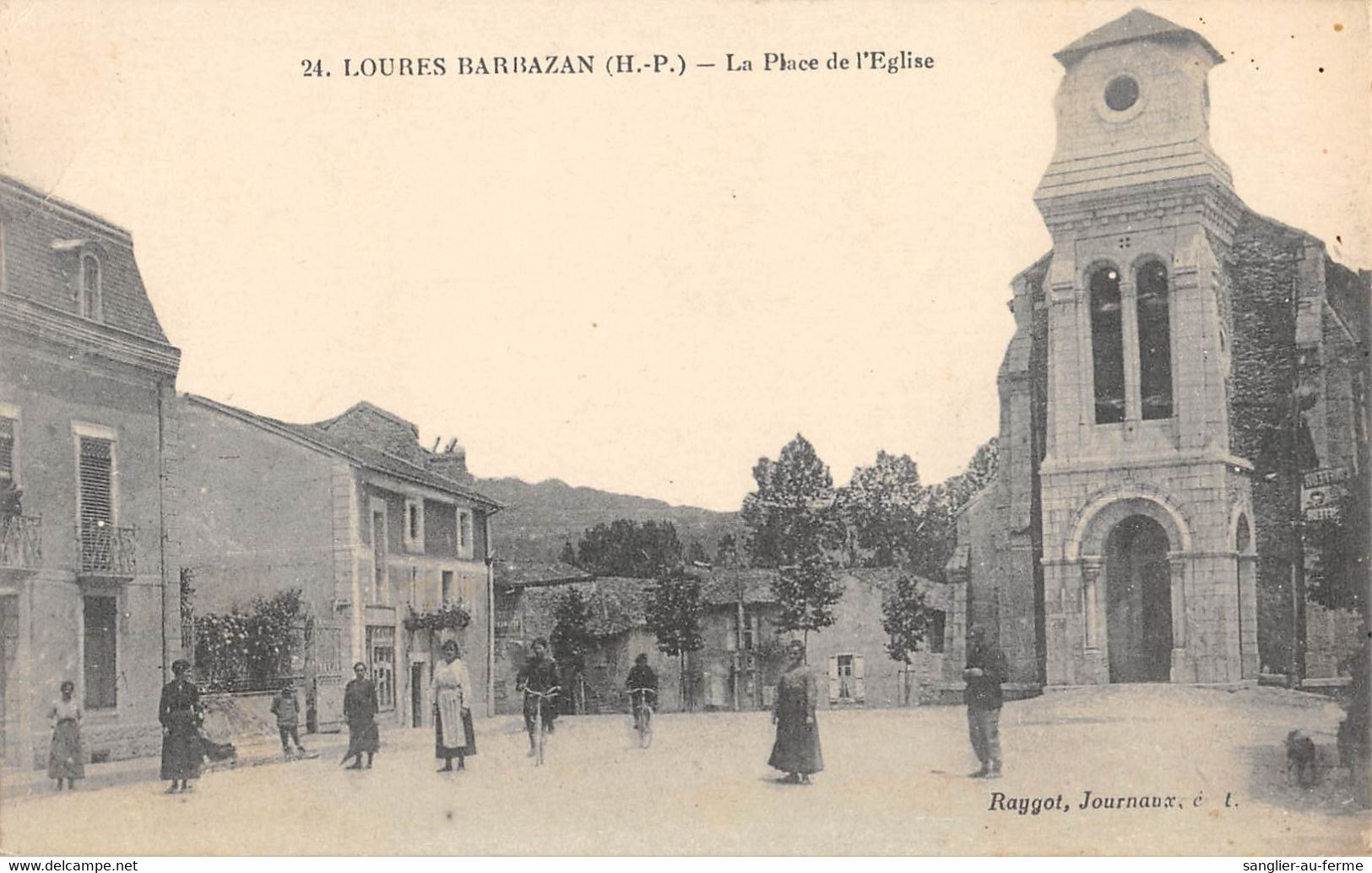 CPA 65 LOURES BARBAZAN LA PLACE DE L'EGLISE (cliché Pas Courant - Autres & Non Classés