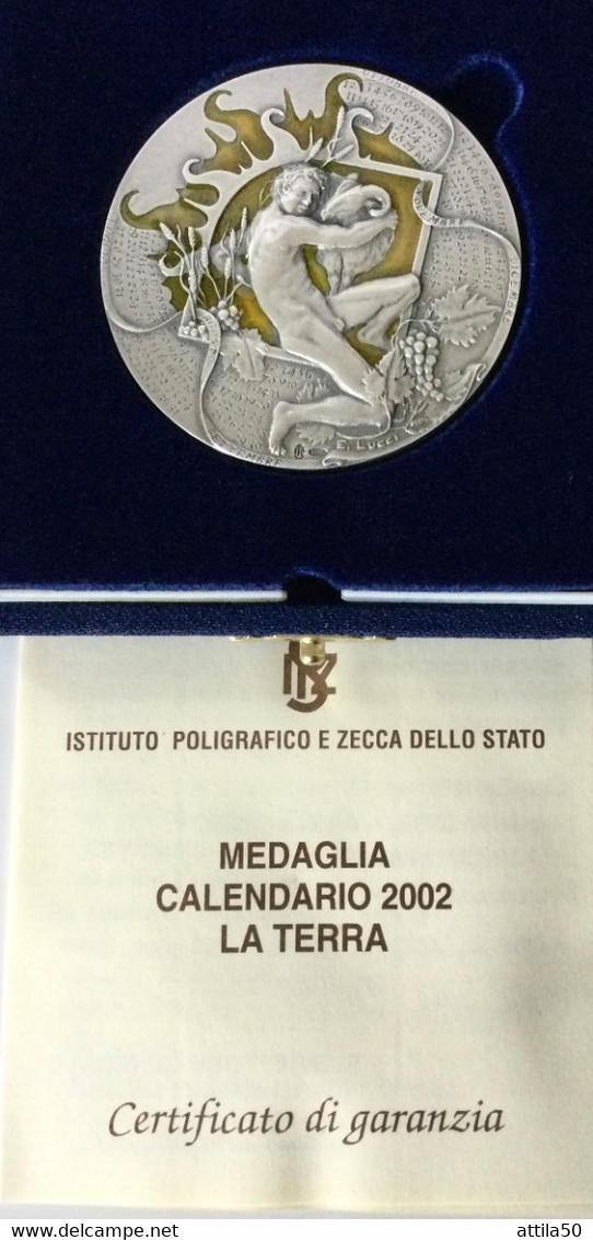 IPZS - Istituto Poligrafico Dello Stato- Medaglia Calendario 2002 In Argento E Smalto Gr.52 Diam.50 Mm.: La Terra. - Notgeld