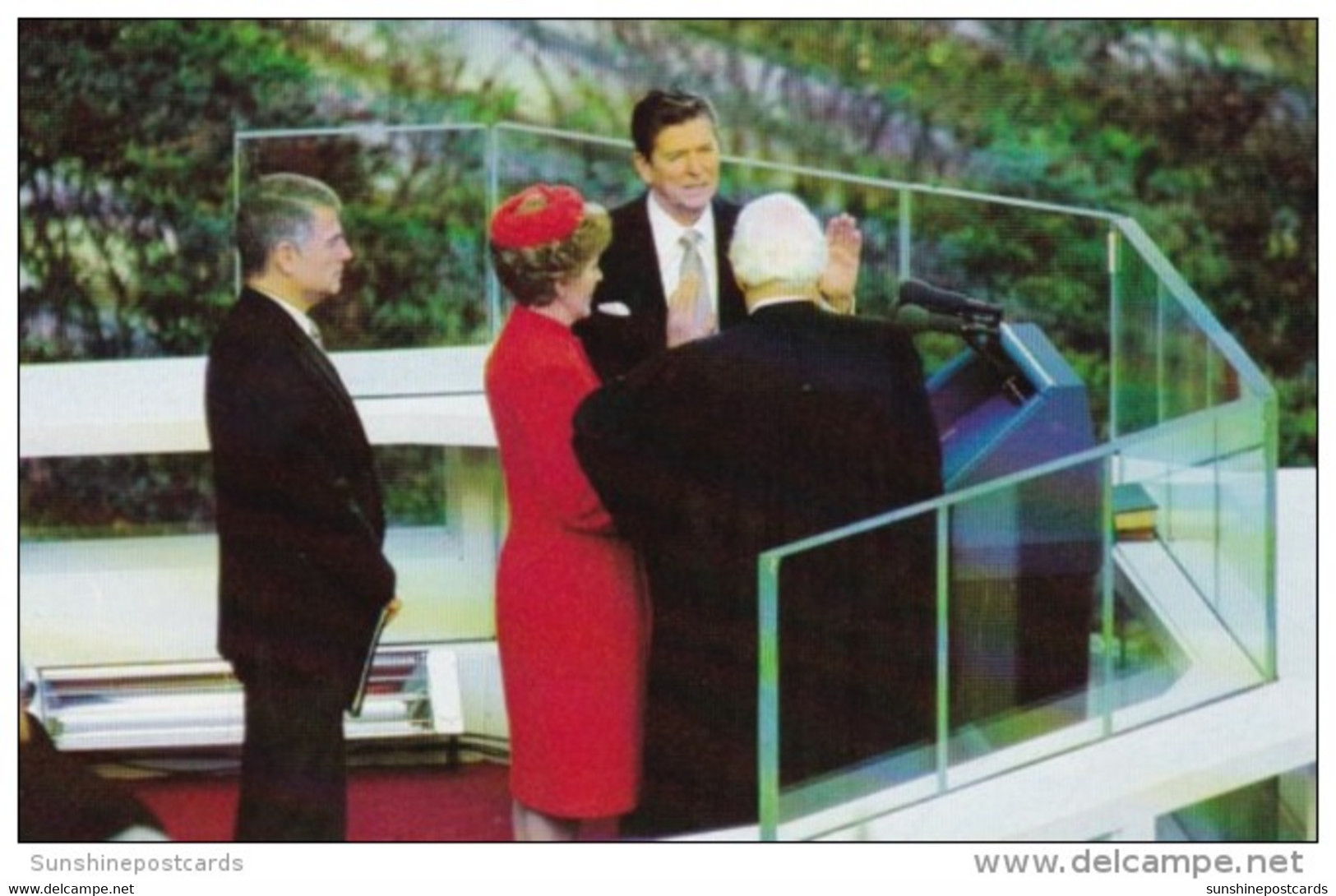 President Reagan Taking Oath Of Office By The Honorable Warren Burger - Présidents