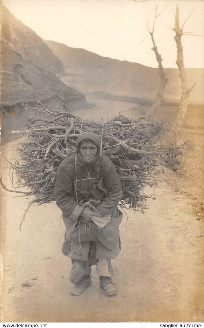 CPA ALBANIE CARTE PHOTO FEMME ALBANAISE VENANTDE CHERCHER DU BOIS DANS LA MONTAGNE - Albanien