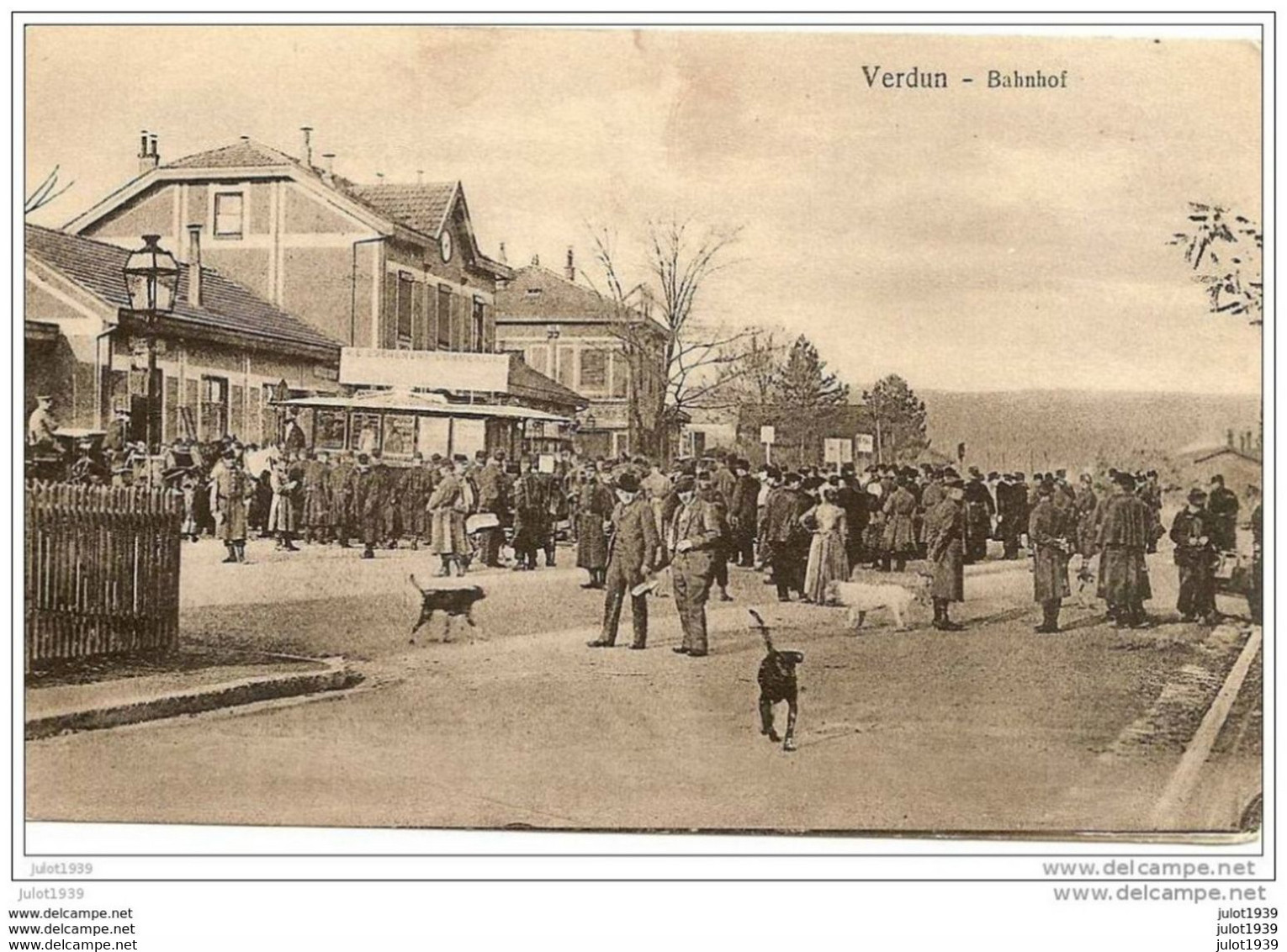 VERDUN ..-- GARE . 55 . MEUSE ..--  BAHNHOF . GARE . Très Animée . FELDPOST. - Verdun