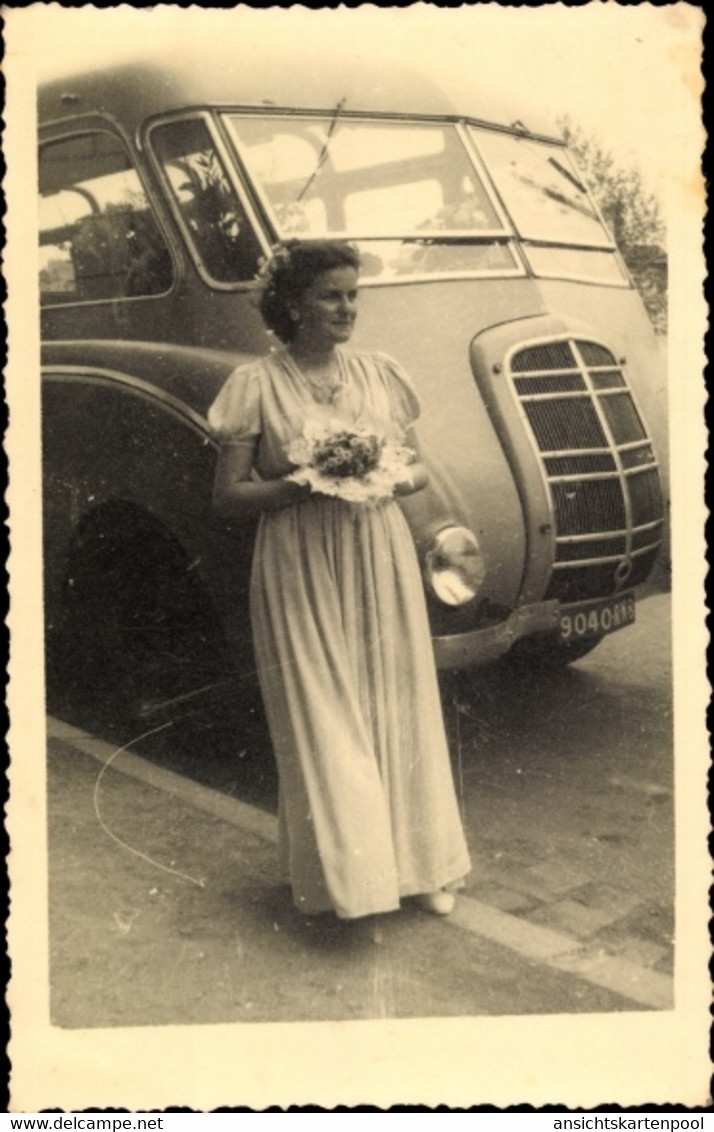 Photo CPA Autobus, Frau Im Kleid, Blumenstrauß, Christiane - Otros & Sin Clasificación