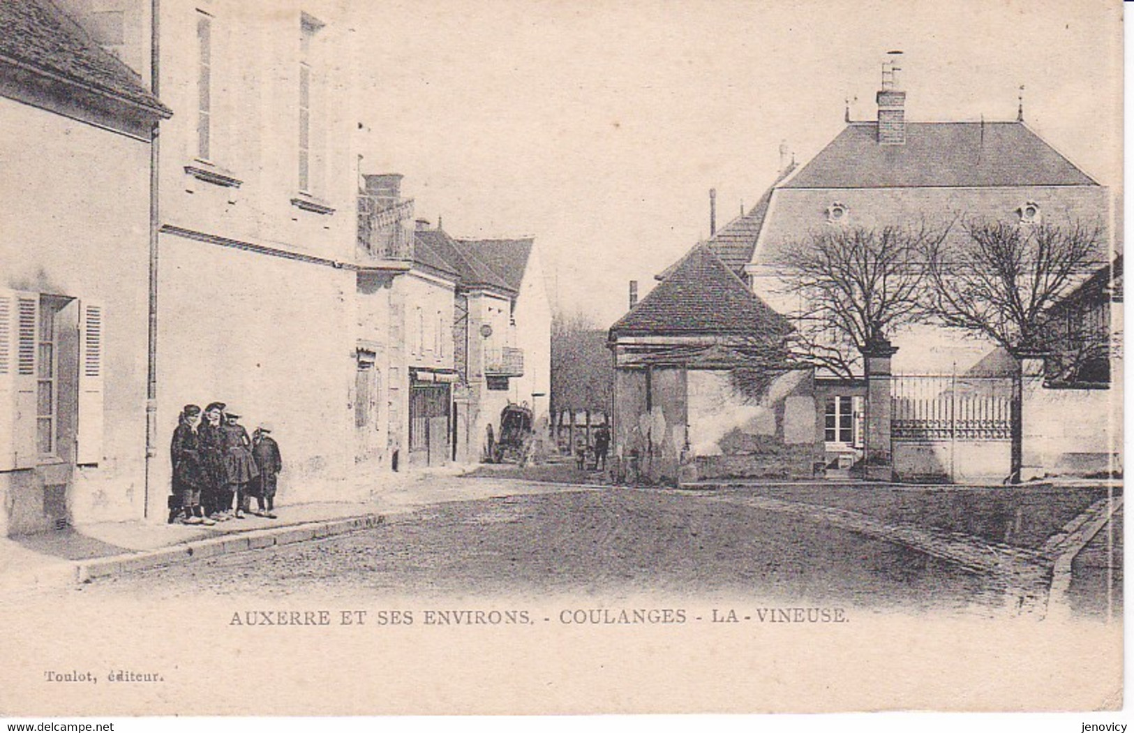 COULANGES LA VINEUSE UNE RUE ,PERSONNAGES  REF 74066 - Coulanges La Vineuse