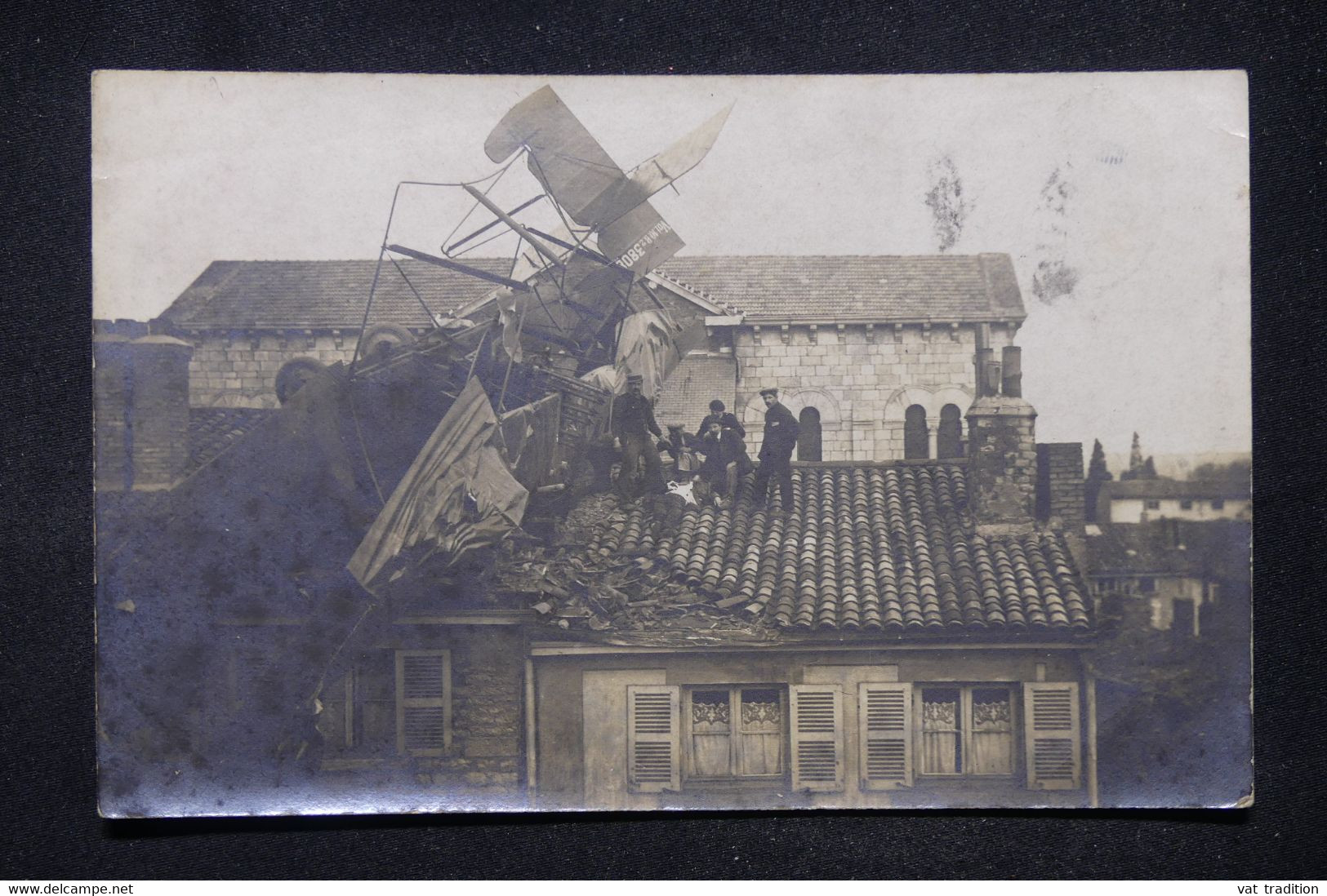 AVIATION - Carte Postale Photo D'un Accident D'avion Sur Une Toiture D'une Maison, écrite De Denicé - L 116579 - Ongevalen