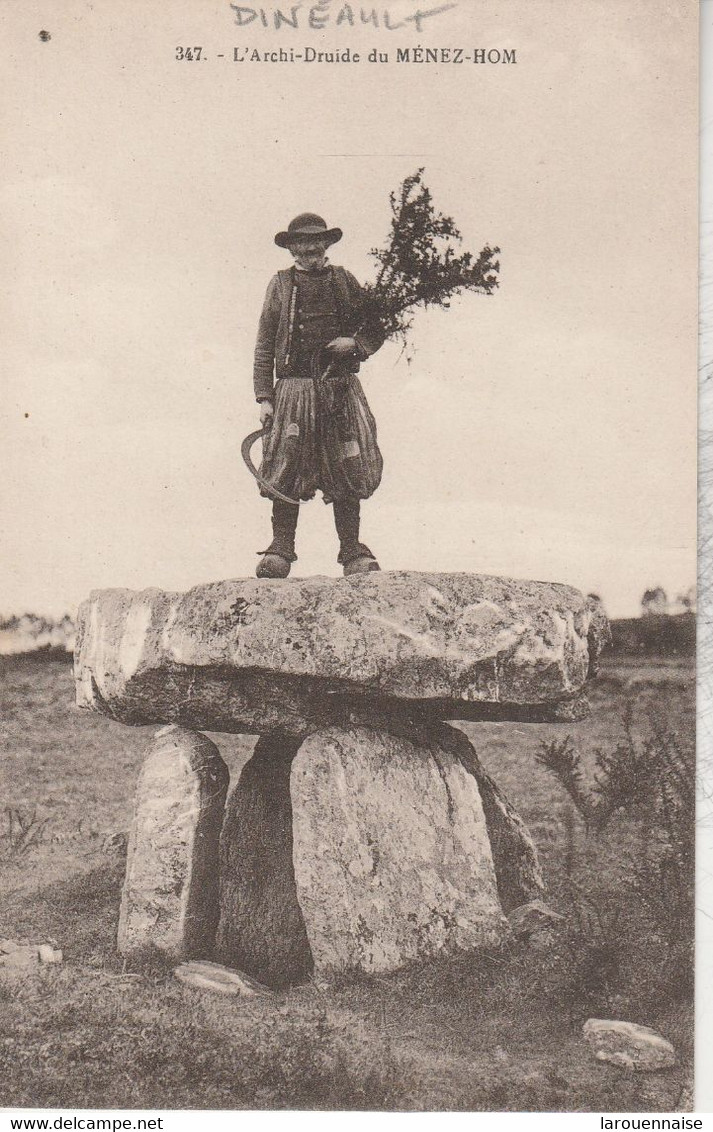 29 - DINEAULT - L' Archi Druide Du Ménez Hom (Mégalithe) - Dolmen & Menhirs