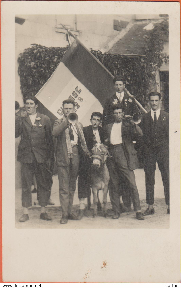 D49 - ALLONNES ?? - Carte Photo - CLASSE 1928 (inscriptions Sur Le Drapeau) - Plusieurs Hommes - 1 Âne - Allonnes