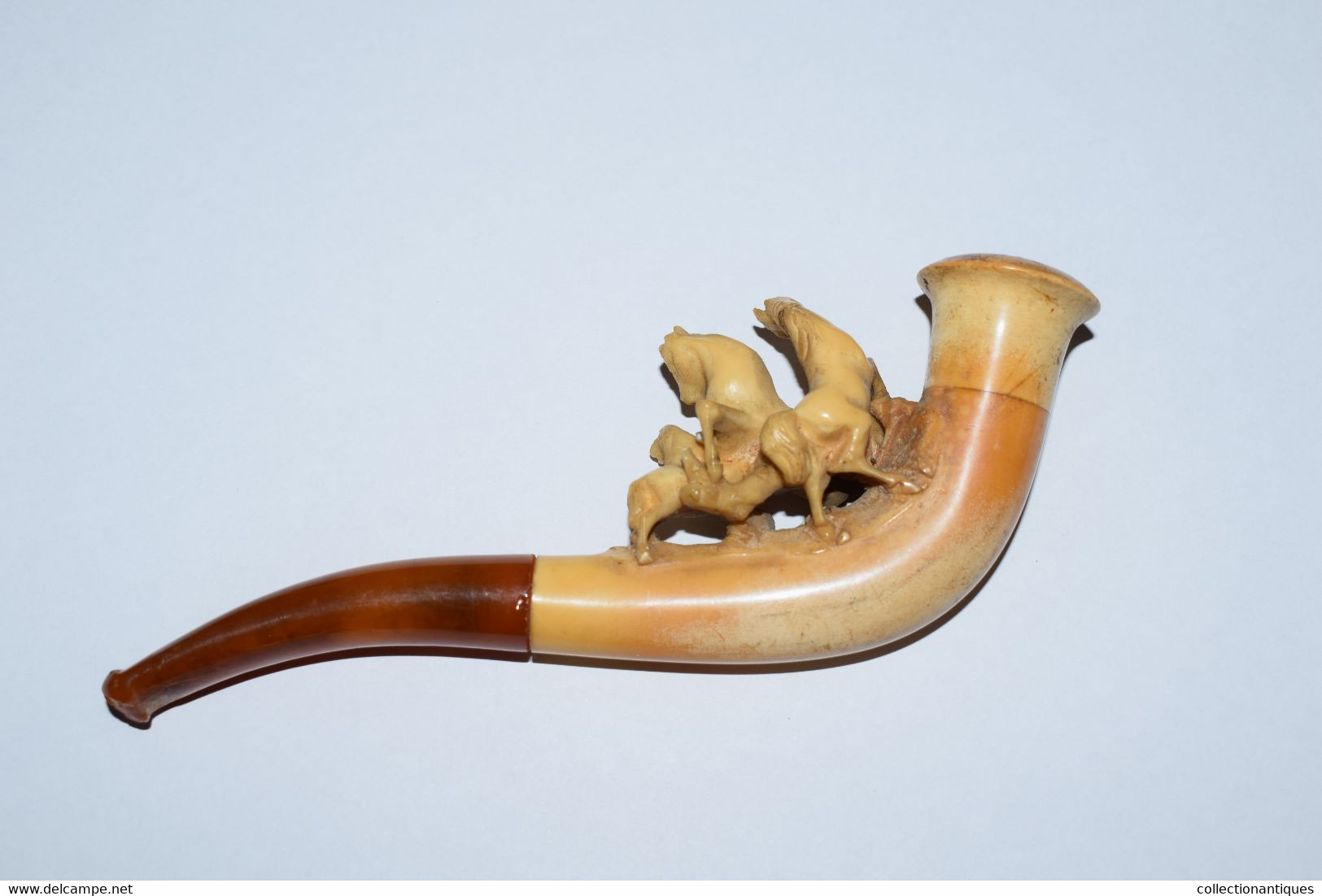 Ancienne Pipe En écume De Mer Sculptée (Meerschaum) Et Ambre Représentant Une Scène De Chevaux XIXème - Meerschaum Pipes