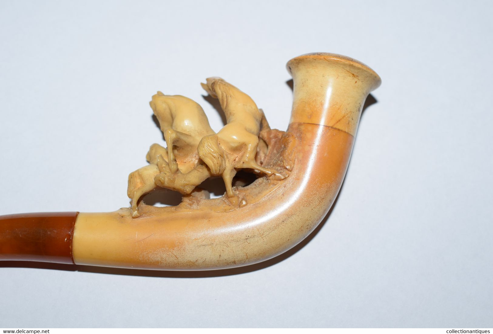 Ancienne Pipe En écume De Mer Sculptée (Meerschaum) Et Ambre Représentant Une Scène De Chevaux XIXème - Meerschaum Pipes