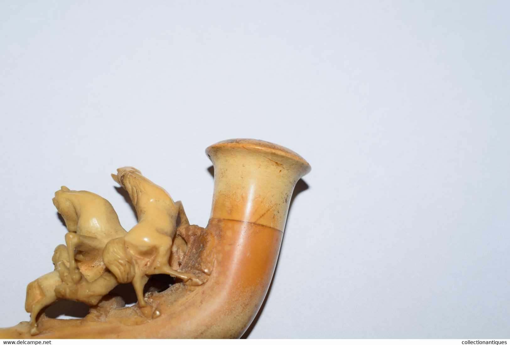 Ancienne Pipe En écume De Mer Sculptée (Meerschaum) Et Ambre Représentant Une Scène De Chevaux XIXème - Pijpen Uit Meerschuim