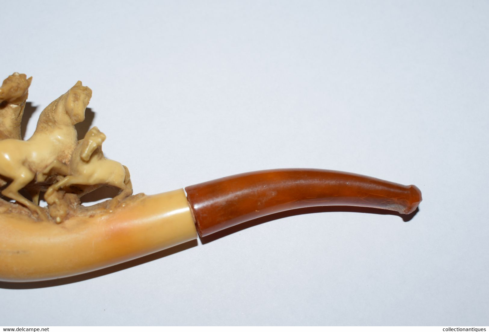 Ancienne pipe en écume de mer sculptée (Meerschaum) et ambre représentant une scène de chevaux XIXème