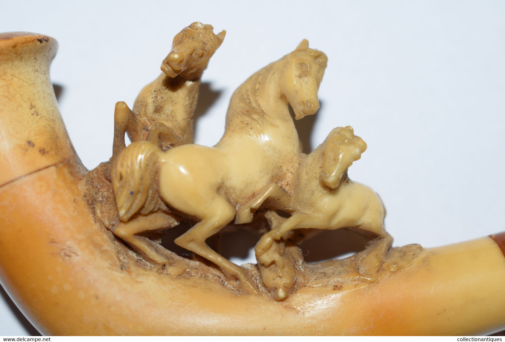 Ancienne pipe en écume de mer sculptée (Meerschaum) et ambre représentant une scène de chevaux XIXème