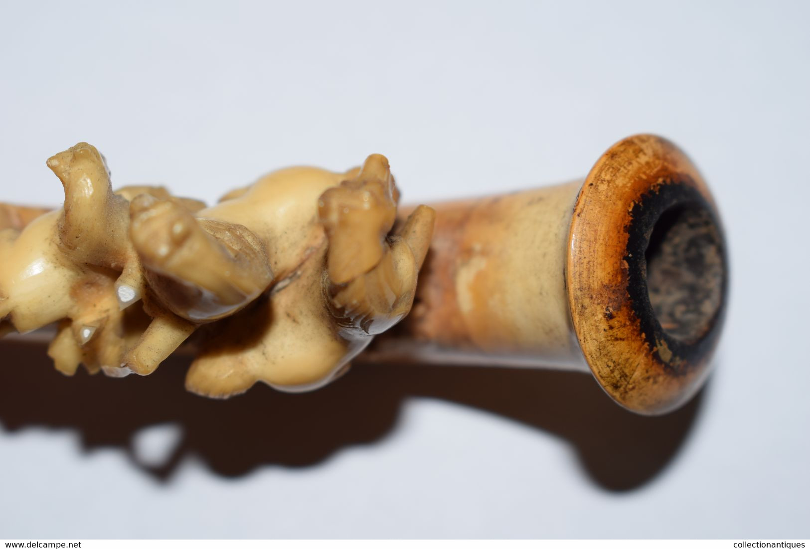 Ancienne pipe en écume de mer sculptée (Meerschaum) et ambre représentant une scène de chevaux XIXème