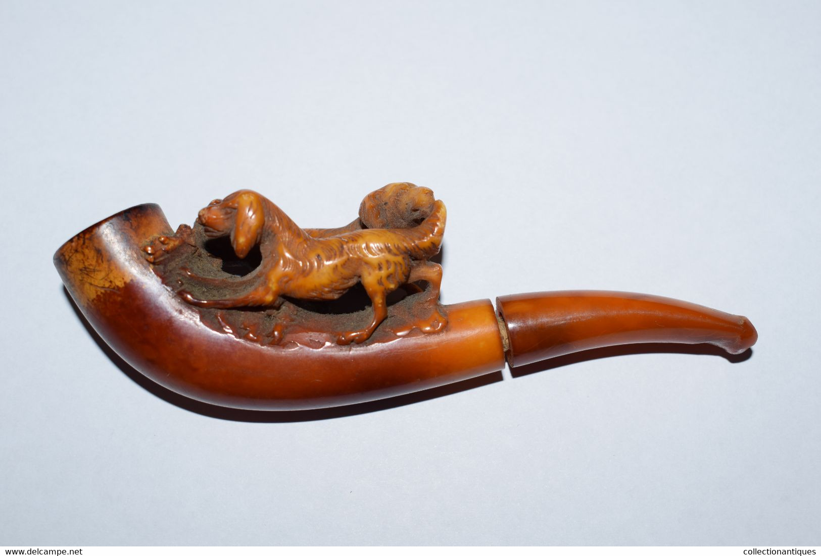 Ancienne Pipe En écume De Mer Patinée Sculptée (Meerschaum) Et Ambre Représentant Une Scène De Chiens XIXème - Meerschaum Pipes