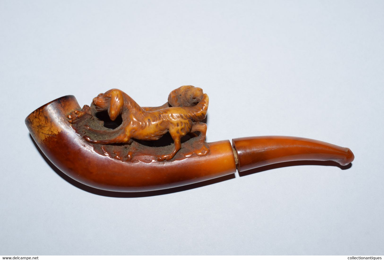 Ancienne Pipe En écume De Mer Patinée Sculptée (Meerschaum) Et Ambre Représentant Une Scène De Chiens XIXème - Pipas En Espuma