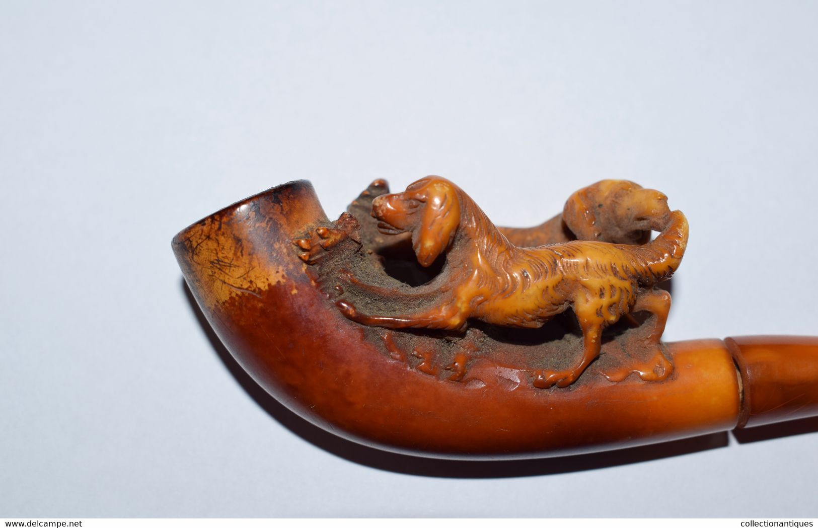 Ancienne Pipe En écume De Mer Patinée Sculptée (Meerschaum) Et Ambre Représentant Une Scène De Chiens XIXème - Pipas En Espuma