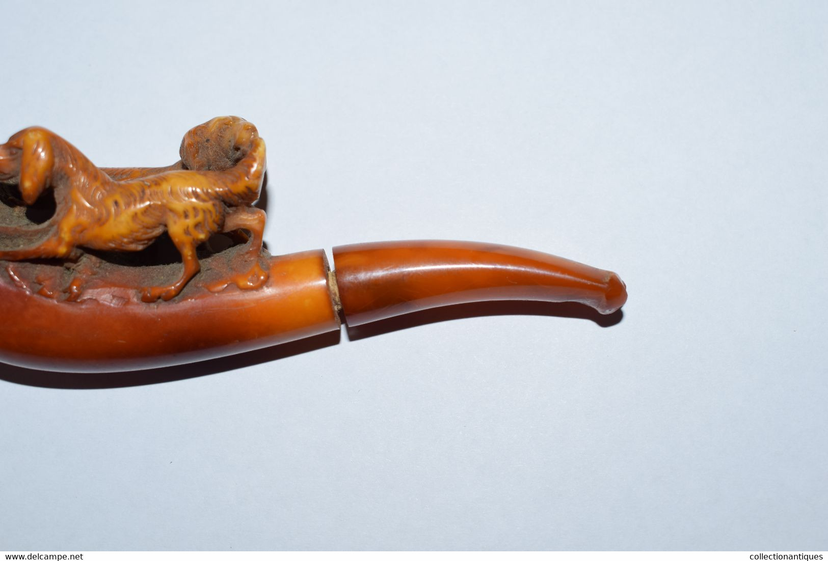 Ancienne Pipe En écume De Mer Patinée Sculptée (Meerschaum) Et Ambre Représentant Une Scène De Chiens XIXème - Meerschaumpfeifen