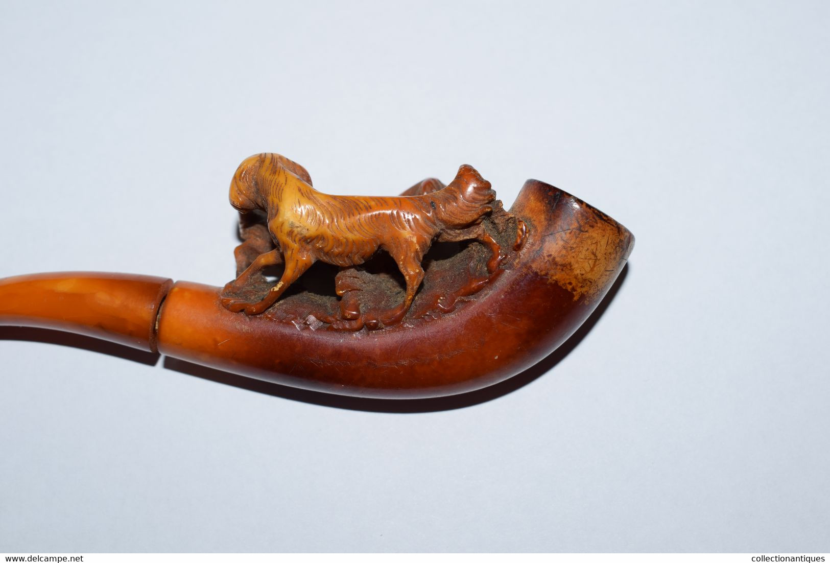 Ancienne Pipe En écume De Mer Patinée Sculptée (Meerschaum) Et Ambre Représentant Une Scène De Chiens XIXème - Pijpen Uit Meerschuim