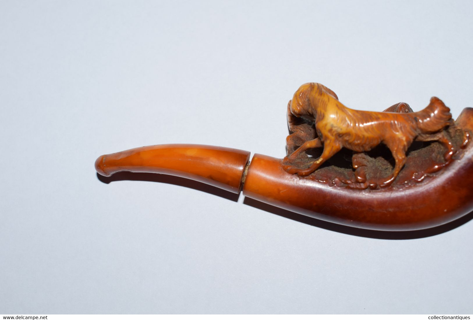 Ancienne Pipe En écume De Mer Patinée Sculptée (Meerschaum) Et Ambre Représentant Une Scène De Chiens XIXème - Pijpen Uit Meerschuim