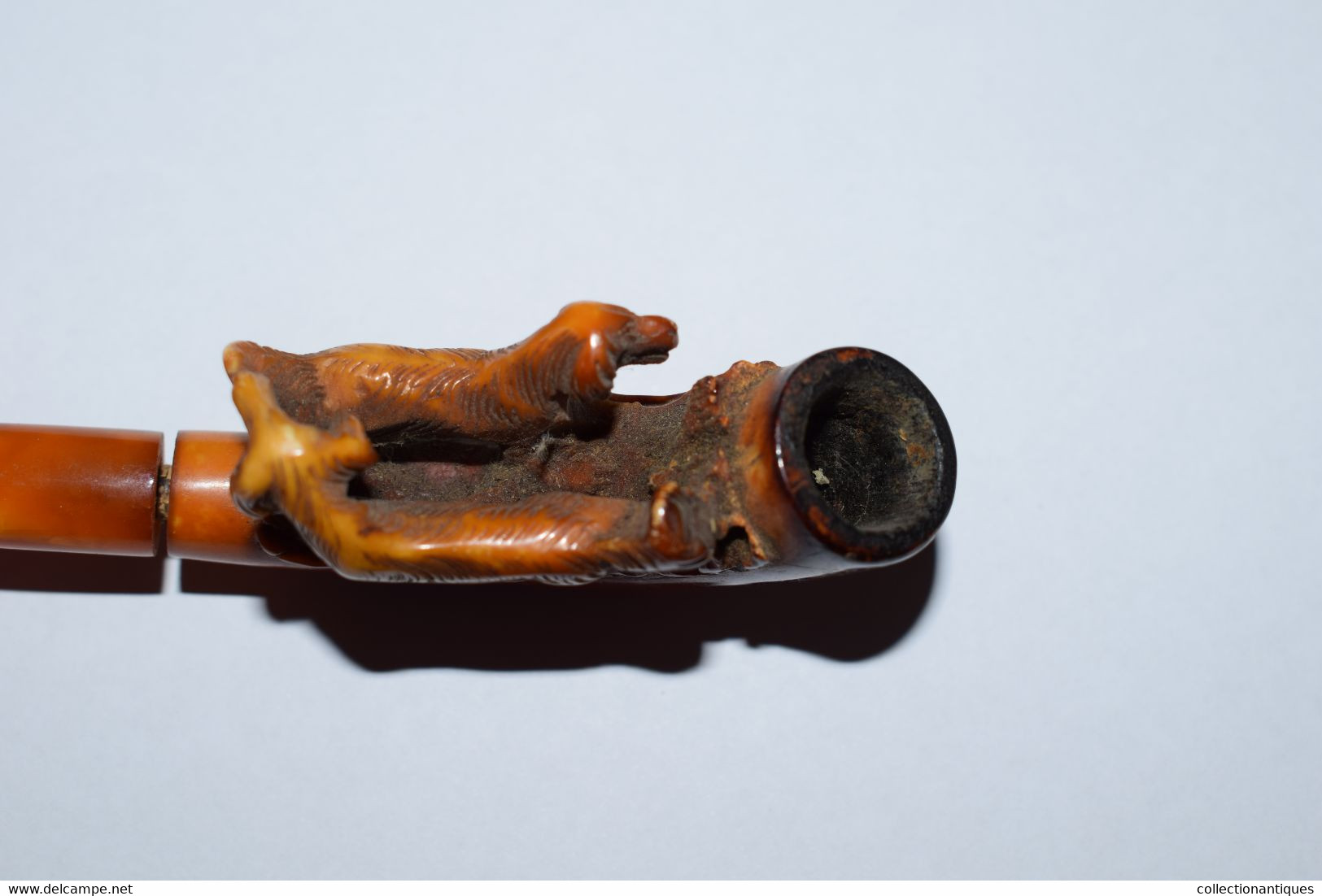 Ancienne pipe en écume de mer patinée sculptée (Meerschaum) et ambre représentant une scène de chiens XIXème