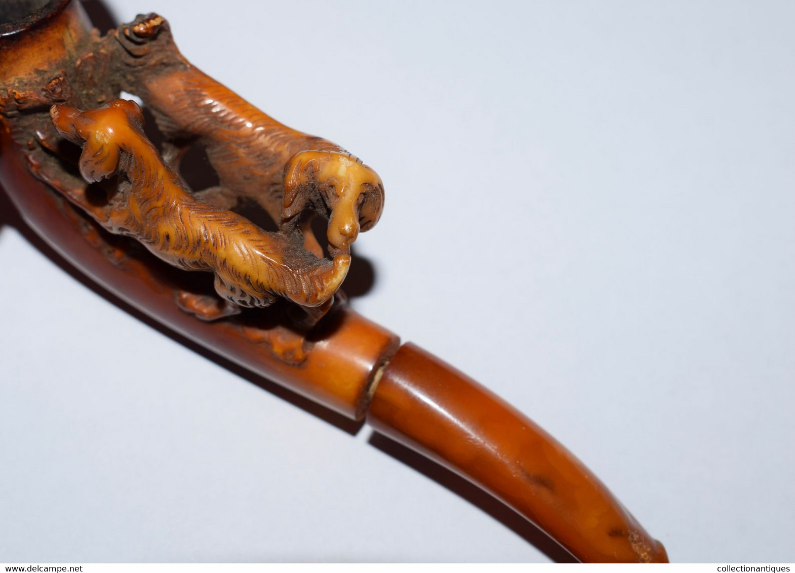 Ancienne pipe en écume de mer patinée sculptée (Meerschaum) et ambre représentant une scène de chiens XIXème