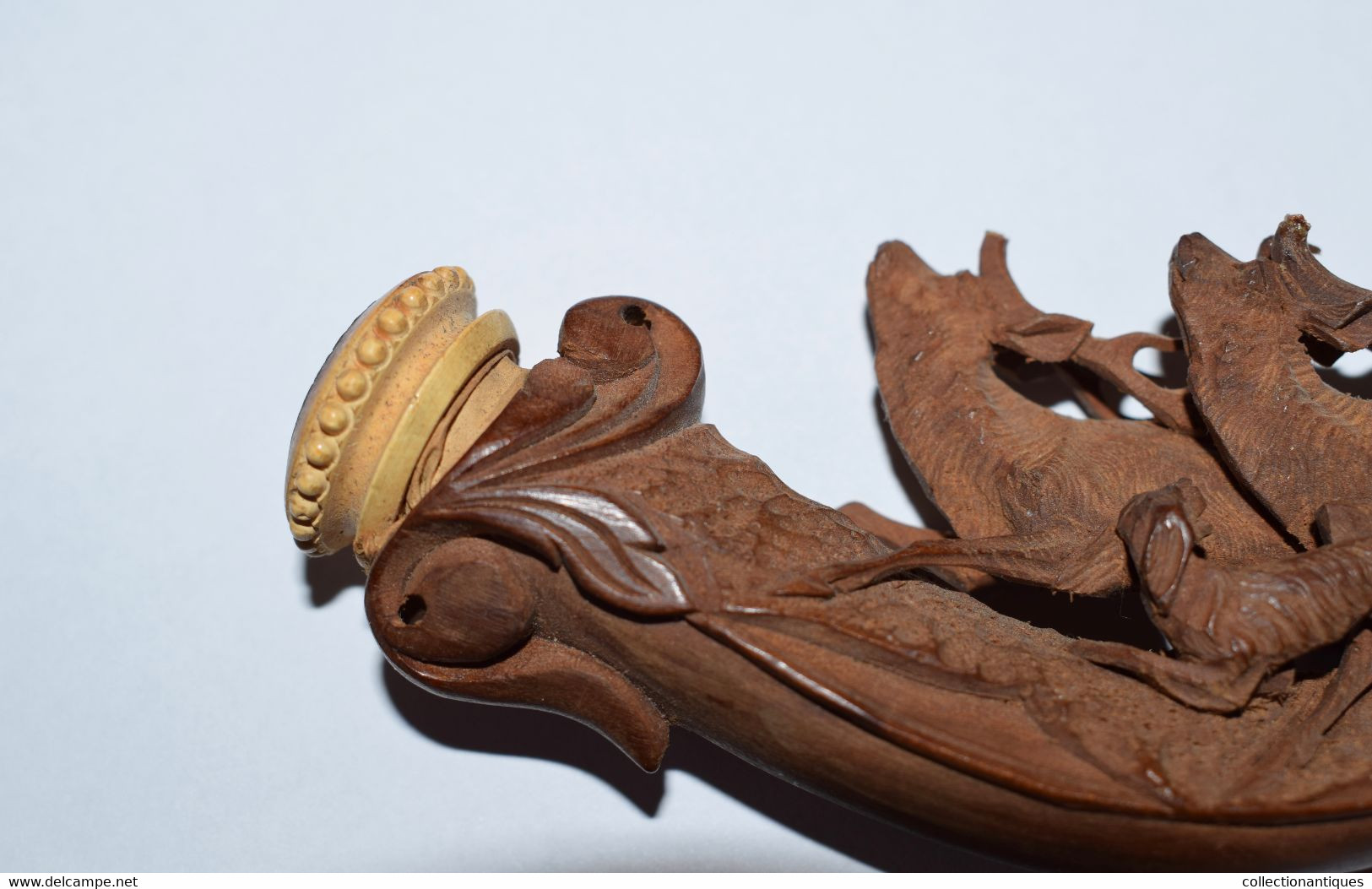 Rare Et Ancienne Pipe En Bois, écume De Mer Sculptée (Meerschaum) Et Ambre Représentant Une Scène De Chasse XIXème - Pijpen Uit Meerschuim