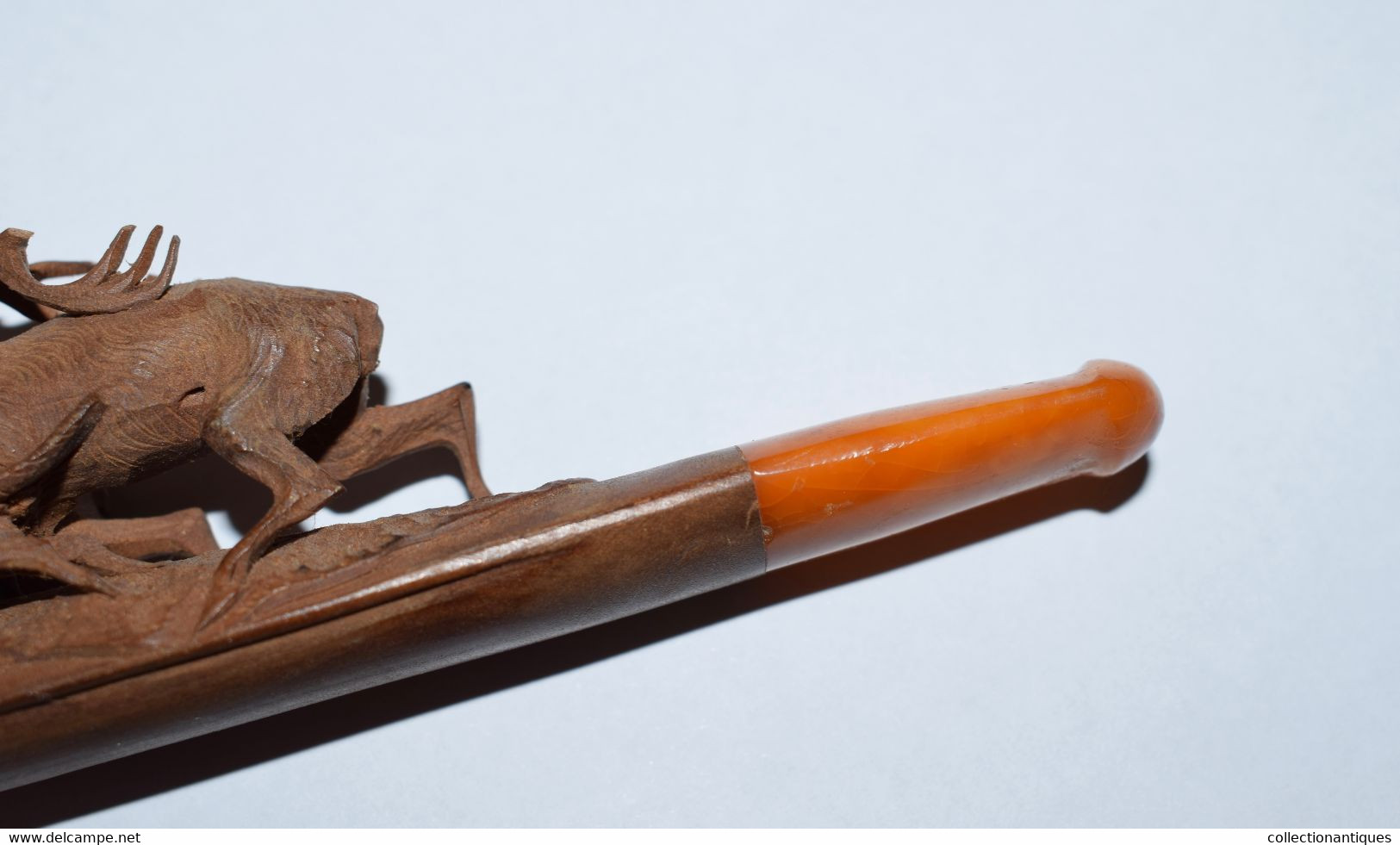 Rare Et Ancienne Pipe En Bois, écume De Mer Sculptée (Meerschaum) Et Ambre Représentant Une Scène De Chasse XIXème - Pijpen Uit Meerschuim