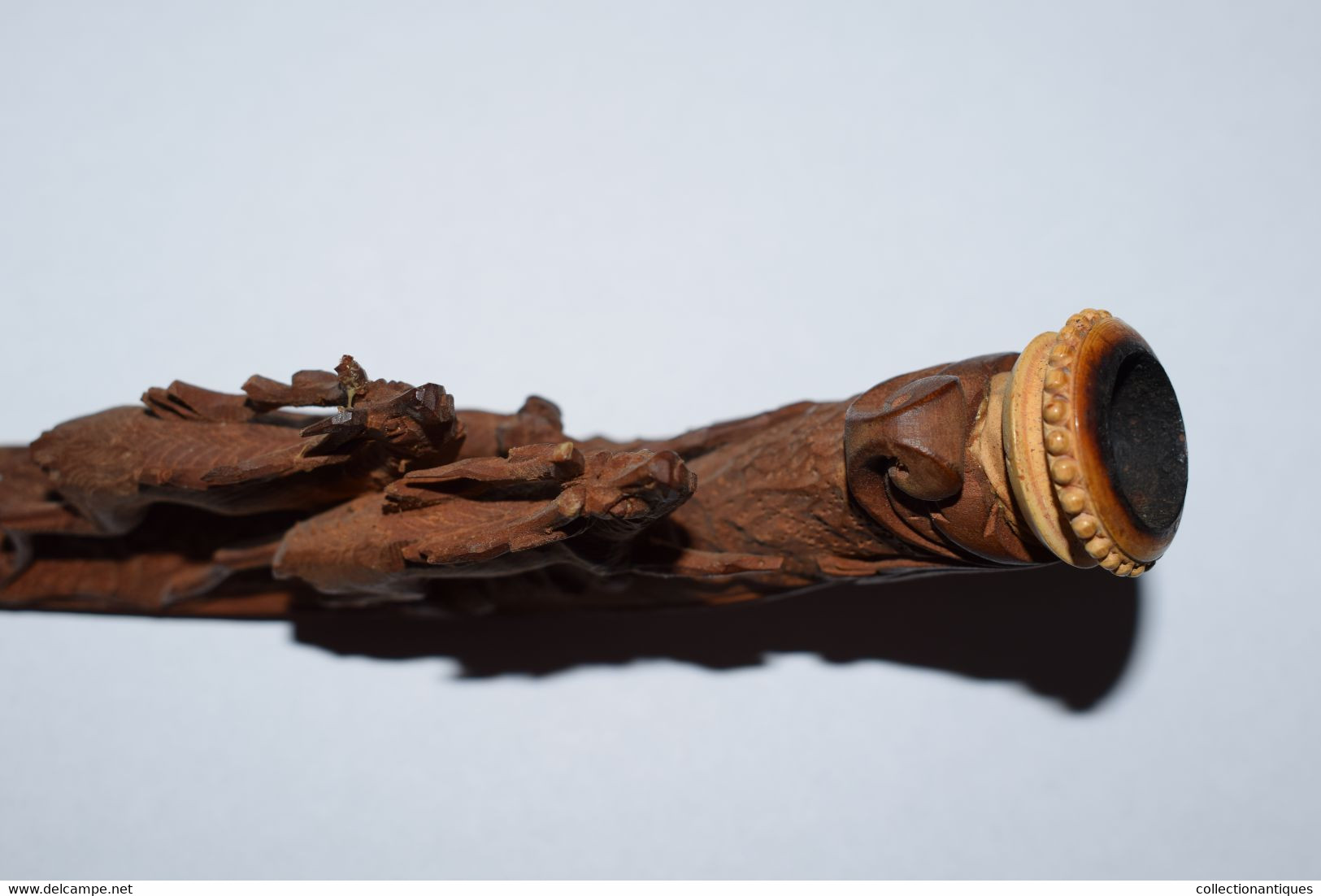 Rare et ancienne pipe en bois, écume de mer sculptée (Meerschaum) et ambre représentant une scène de chasse XIXème