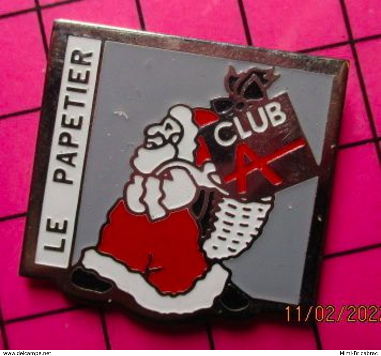 2717 Pin's Pins / Beau Et Rare / THEME : NOEL / PERE NOEL LE PAPETIER CLUB A - Navidad