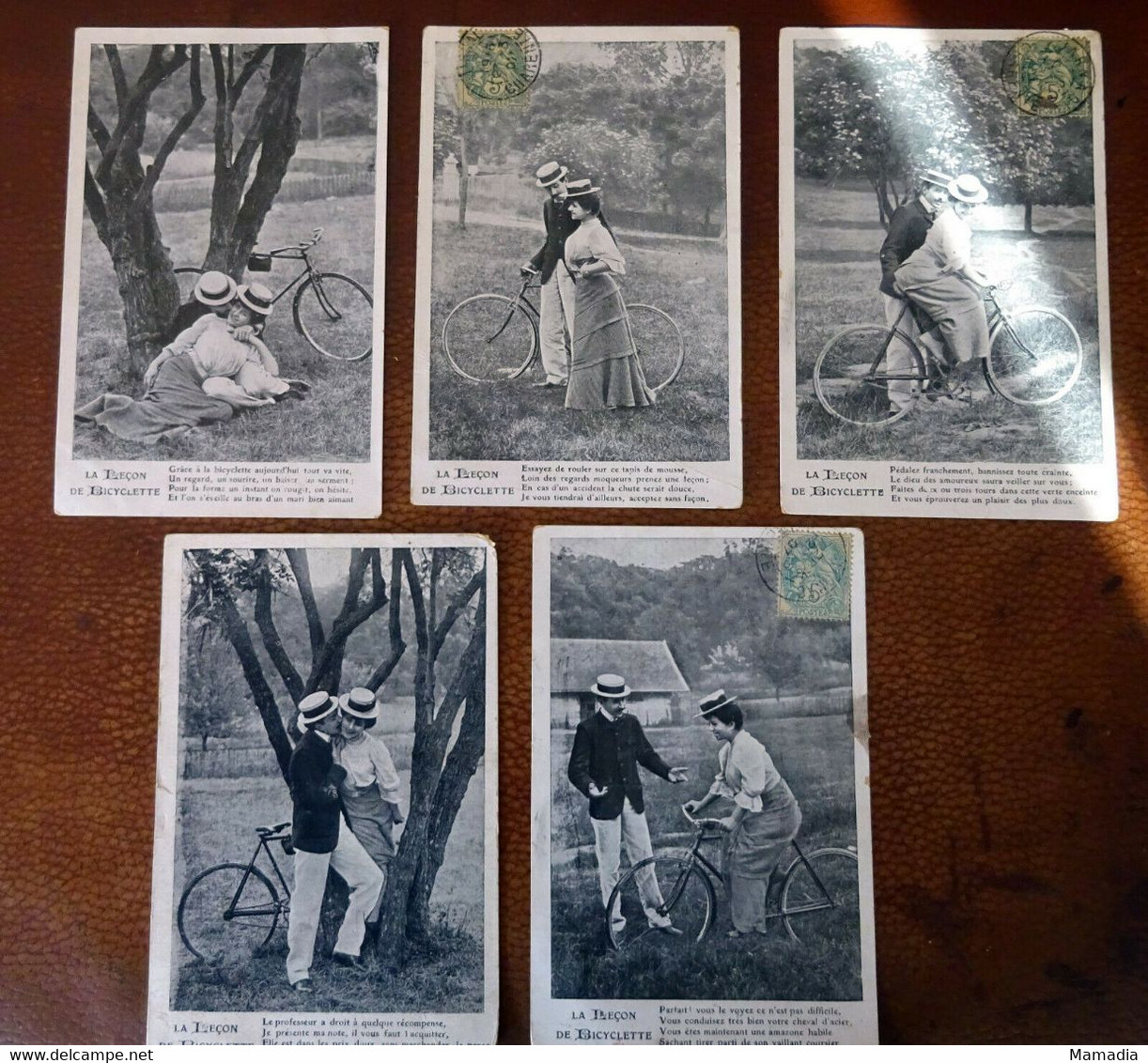 CARTE POSTALE ANCIENNE LA LECON DE BICYCLETTE LOT DE 5 CARTES OBLITEREES 1920?? - Coppie