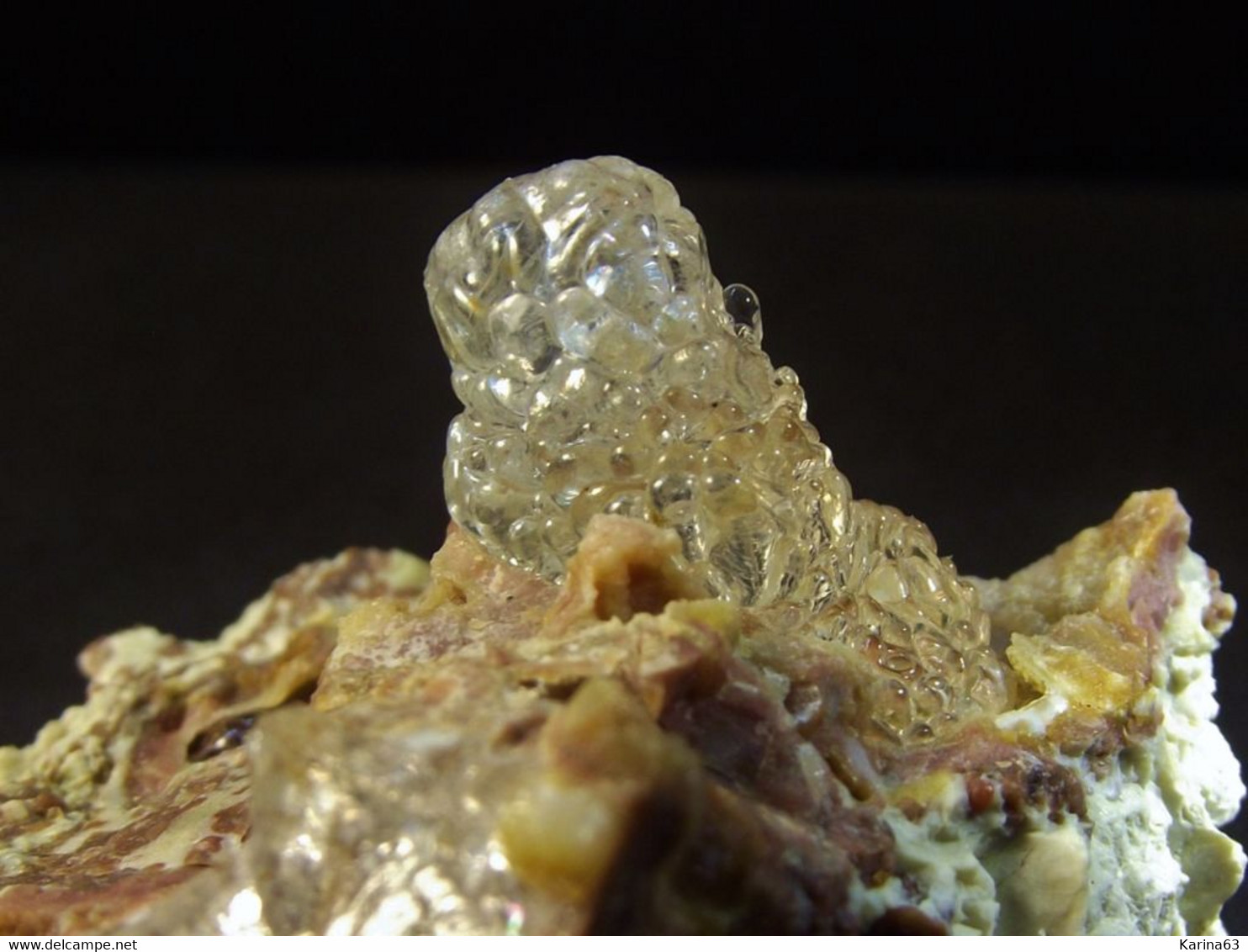 Opal-AN  Hyalite On Rhyolite ( 3.5 X 3 X 3 Cm )  Hesszu-hegy -  Monok -  Hungary - Minéraux