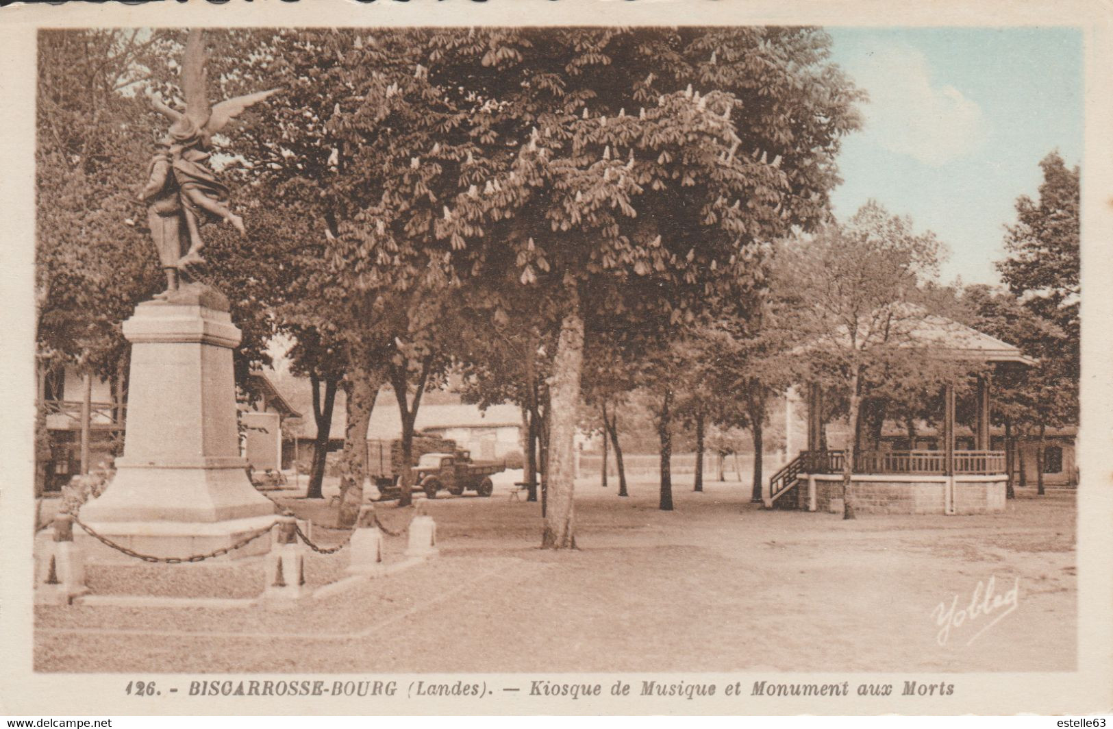 Biscarosse Le Kiosque De  Musique Et Le Monument Aux Morts - Biscarrosse