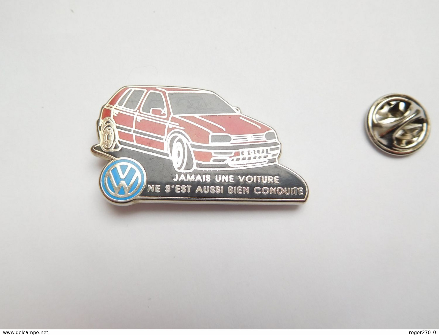 Superbe Pin's En Zamac , Auto VW Volkswagen Golf , Signé Decat - Volkswagen