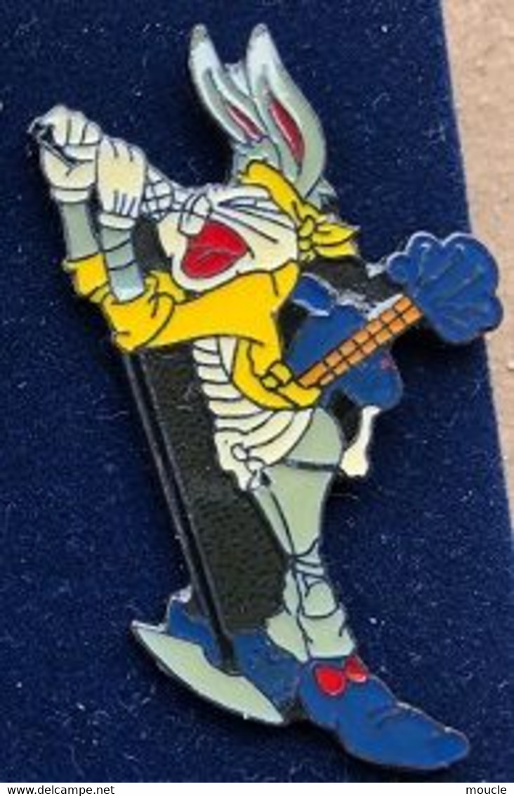 BUG'S BUNNY - CHANTEUR - GUITARE - LAPIN - MICRO - RABBIT - LIEVRE - WARNER BROS - LOONEY TUNES - (29) - Personaggi Celebri