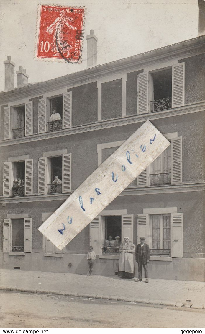 LA GARENNE COLOMBES  - On Pose Devant Un Immeuble En 1908  ( Carte-photo à Destination De Martigné Sur Mayenne ) - La Garenne Colombes