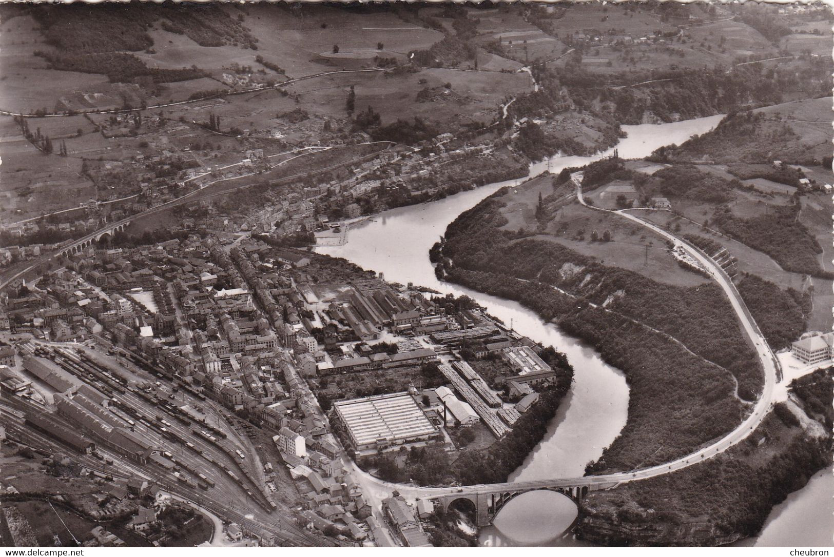 01. BELLEGARDE COUPY.  CPA. VUE GENERALE AERIENNE .LE PONT DE SAVOIE ET LE RHONE. ANNEE 1955 - Bellegarde-sur-Valserine