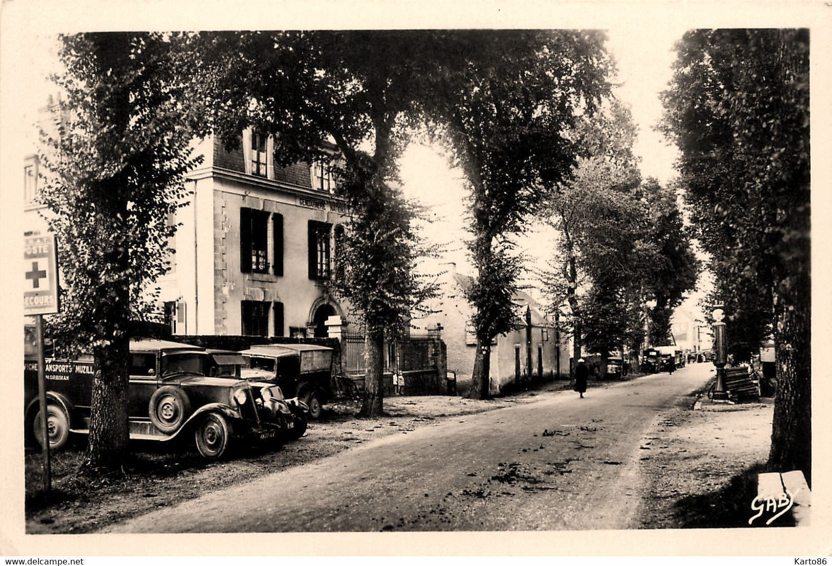 Muzillac * Le Boulevard De Nantes * La Gendarmerie Nationale * Automobile Voiture Ancienne Ambulance Hôpital - Muzillac