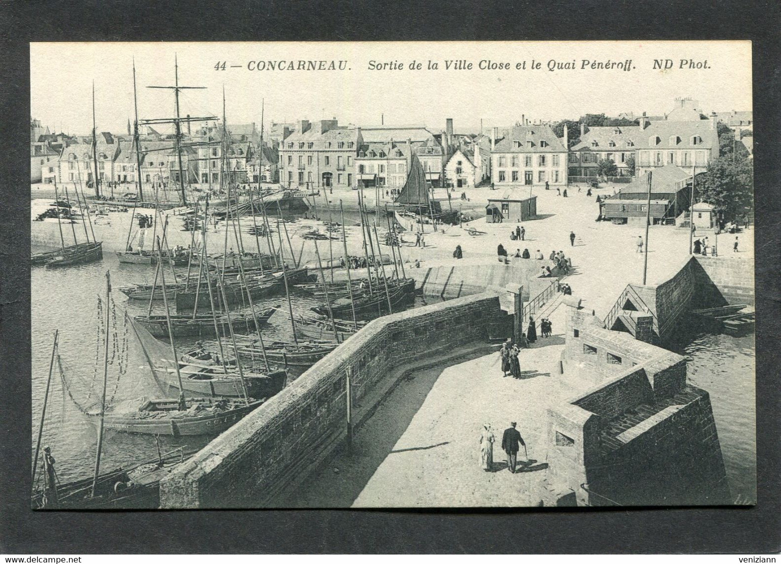 CPA - CONCARNEAU - Sortie De La Ville Close Et Le Quai Pénéroff, Animé - Bateaux De Pêche - Concarneau